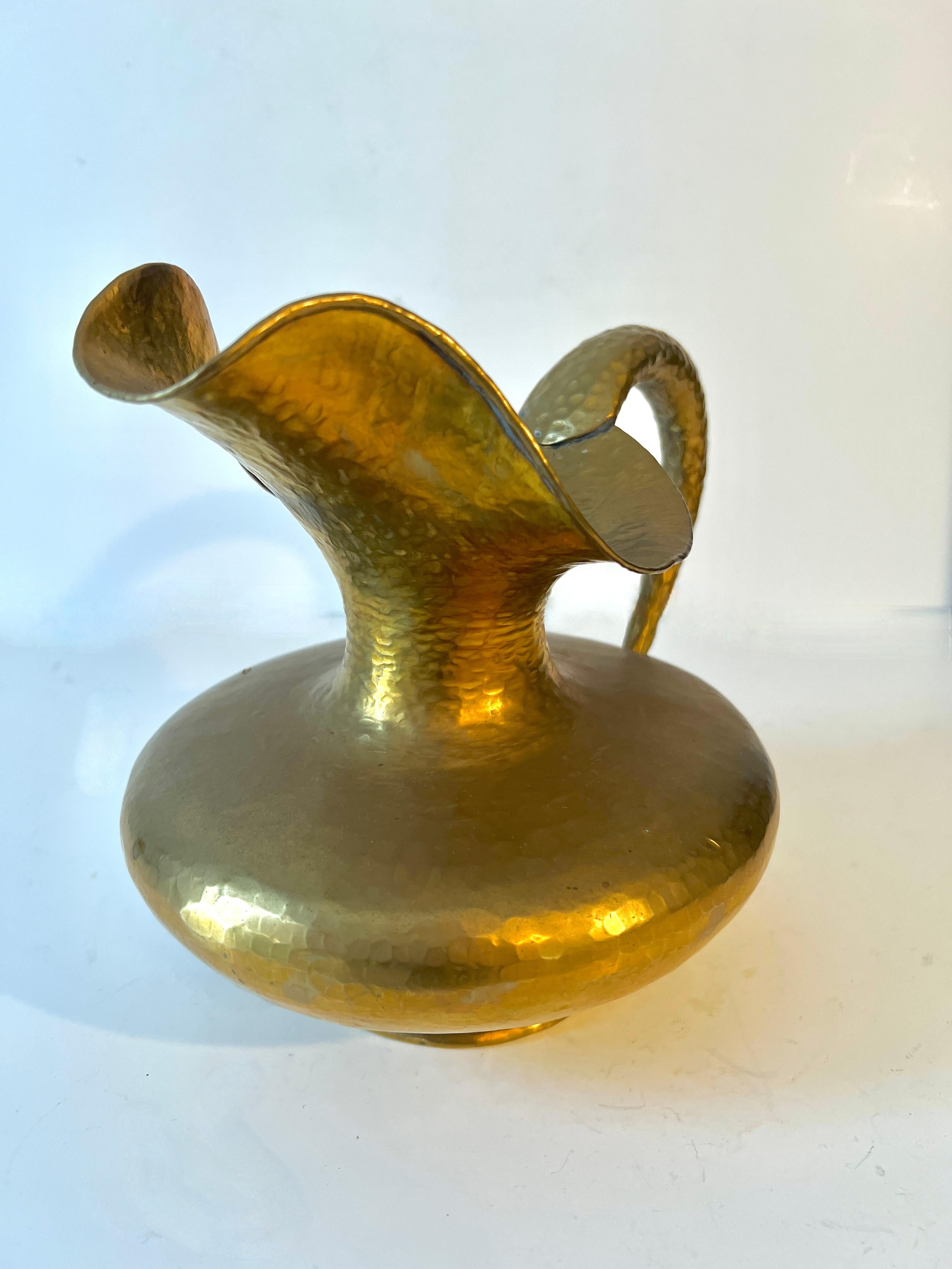 Jarra italiana de latón martillado Egidio Casagrande siglo XX en venta