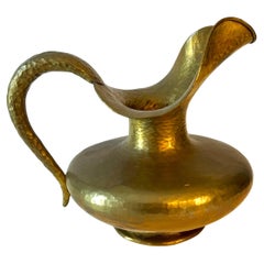 Jarra italiana de latón martillado Egidio Casagrande