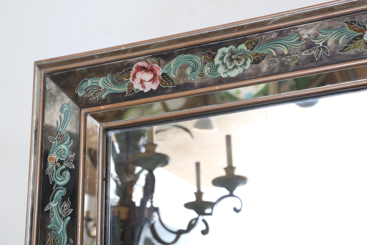 Hollywood Regency Miroir mural italien en églomisé avec cadre floral peint à la main en vente