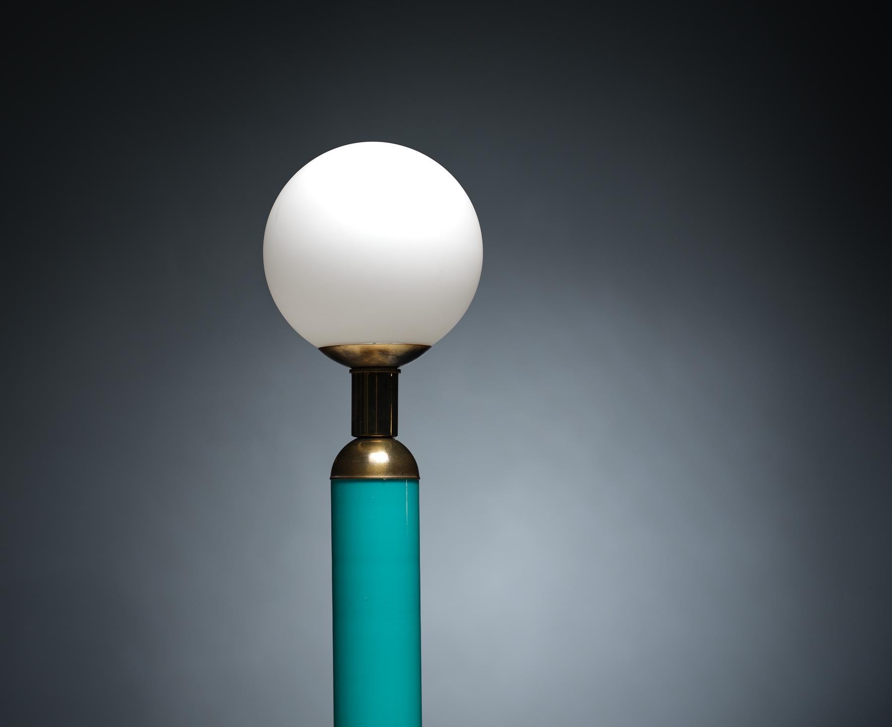 Milieu du XXe siècle Vintage Elegance : 1960s Vintage Brass Table Lamp with Opaline Glass Shade en vente