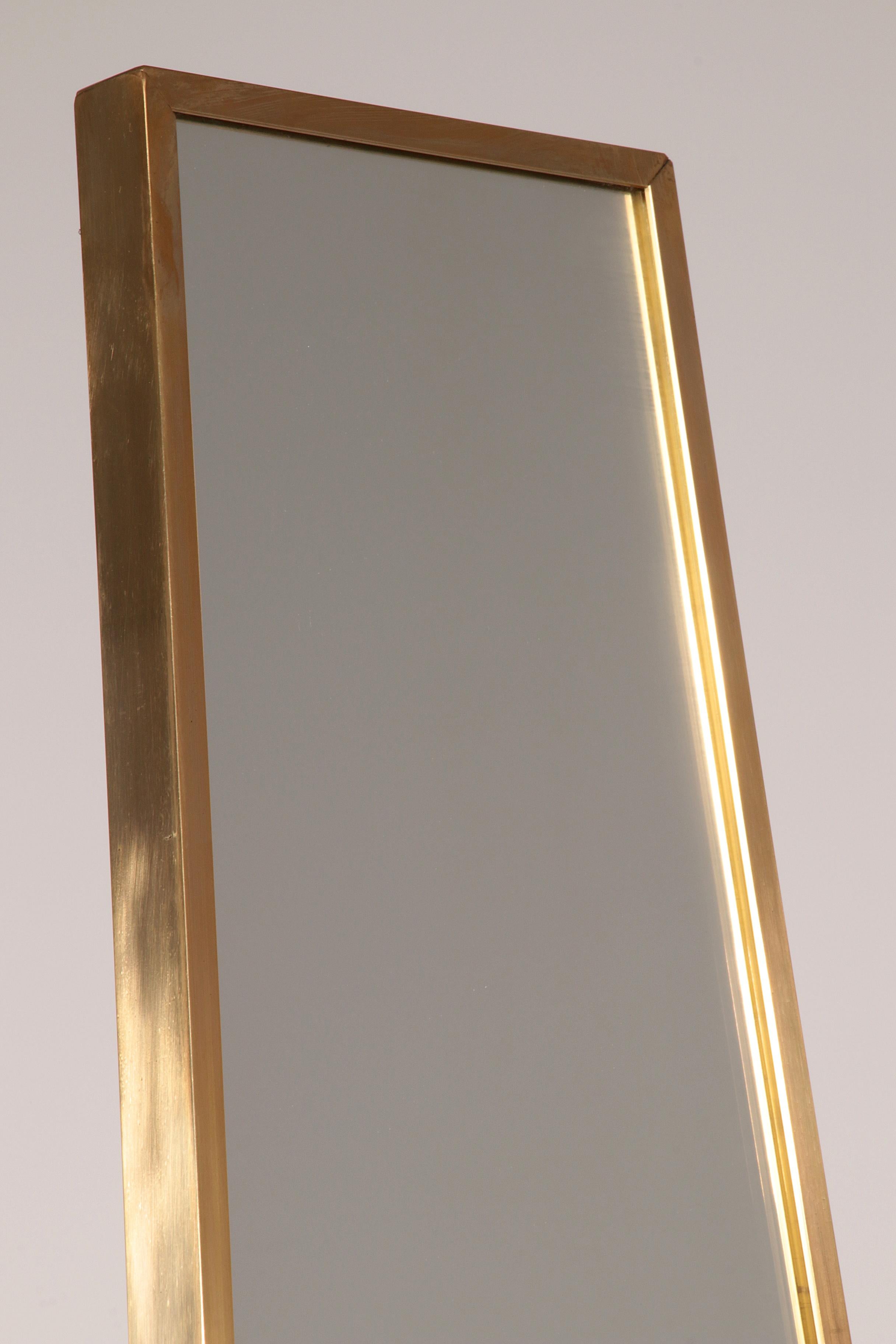 Italian Elegance – 1970s Freestanding Mirror with Brass and Oak Details 1960 In Good Condition For Sale In Oirlo, LI