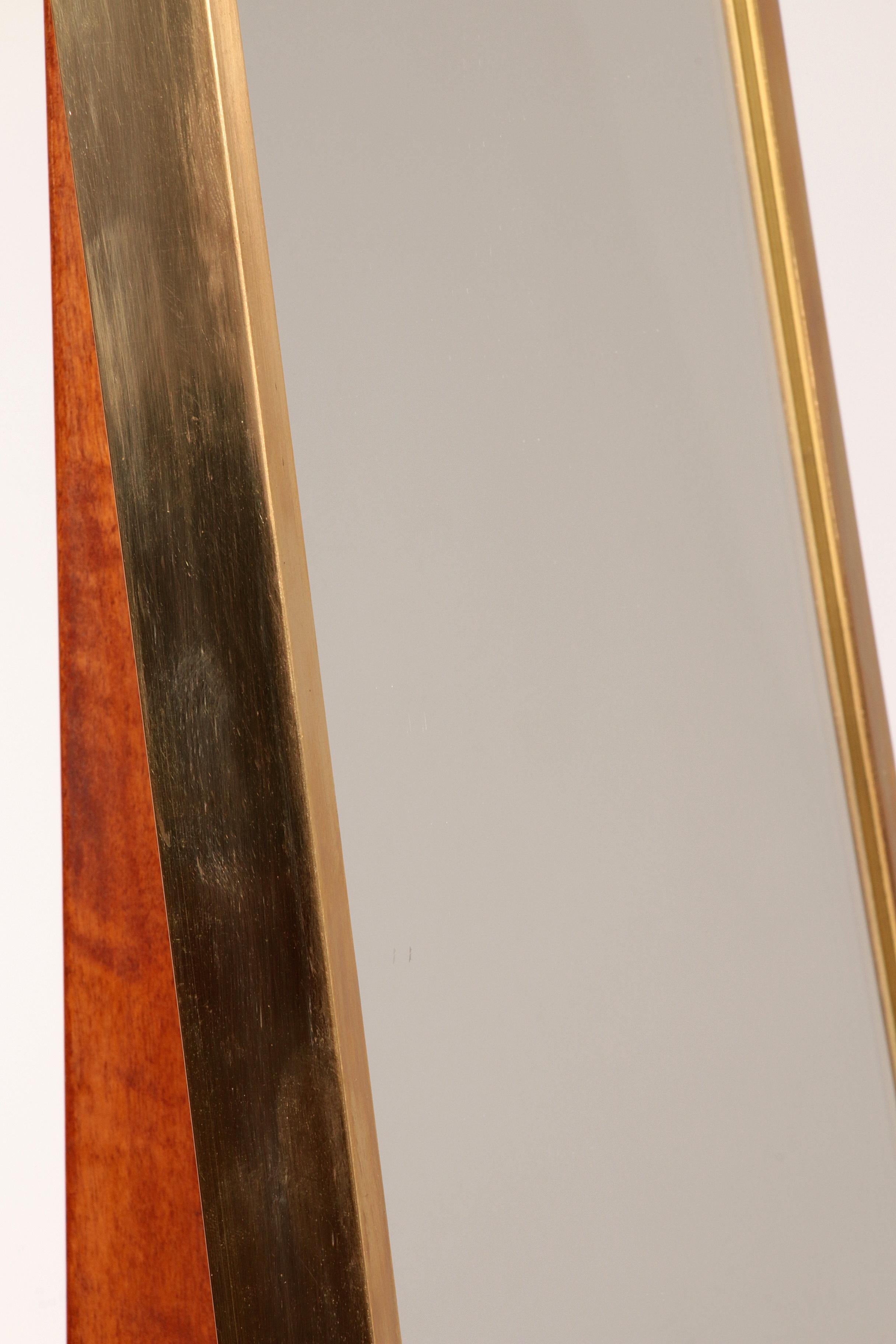 Italian Elegance – 1970s Freestanding Mirror with Brass and Oak Details 1960 For Sale 3