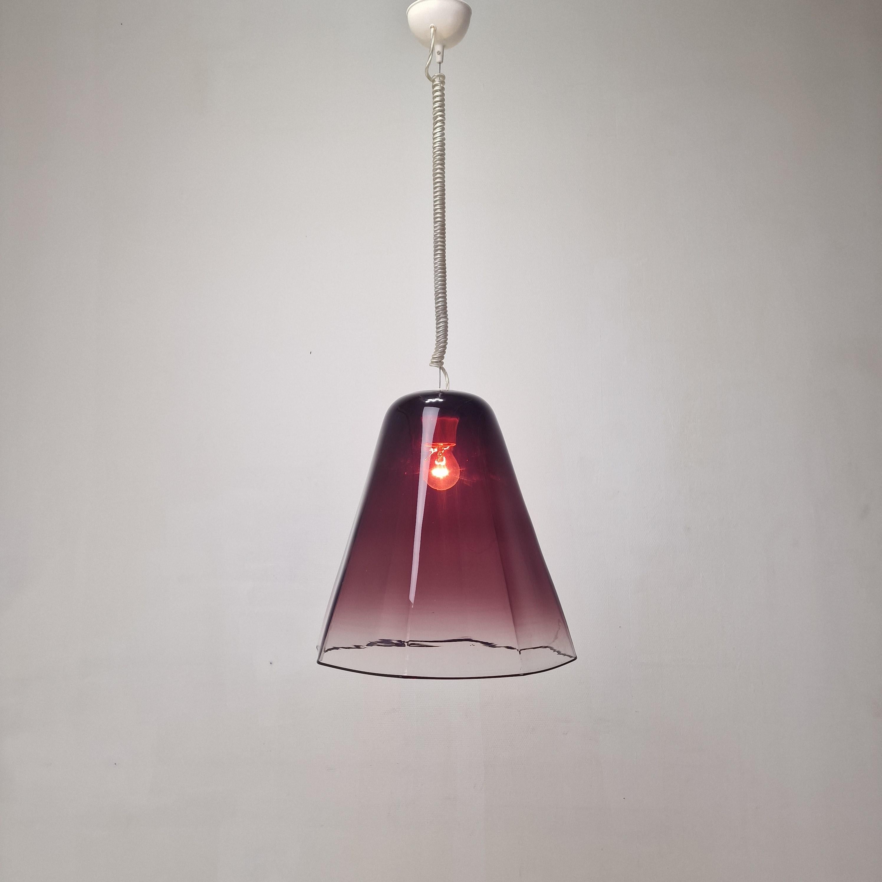 Aggiungi un tocco di raffinato design italiano ai tuoi interni con questa raffinata lampada a sospensione di Leucos. 
Il paralume soffiato a mano è realizzato in autentico vetro di Murano in una splendida tonalità viola trasparente, che crea una