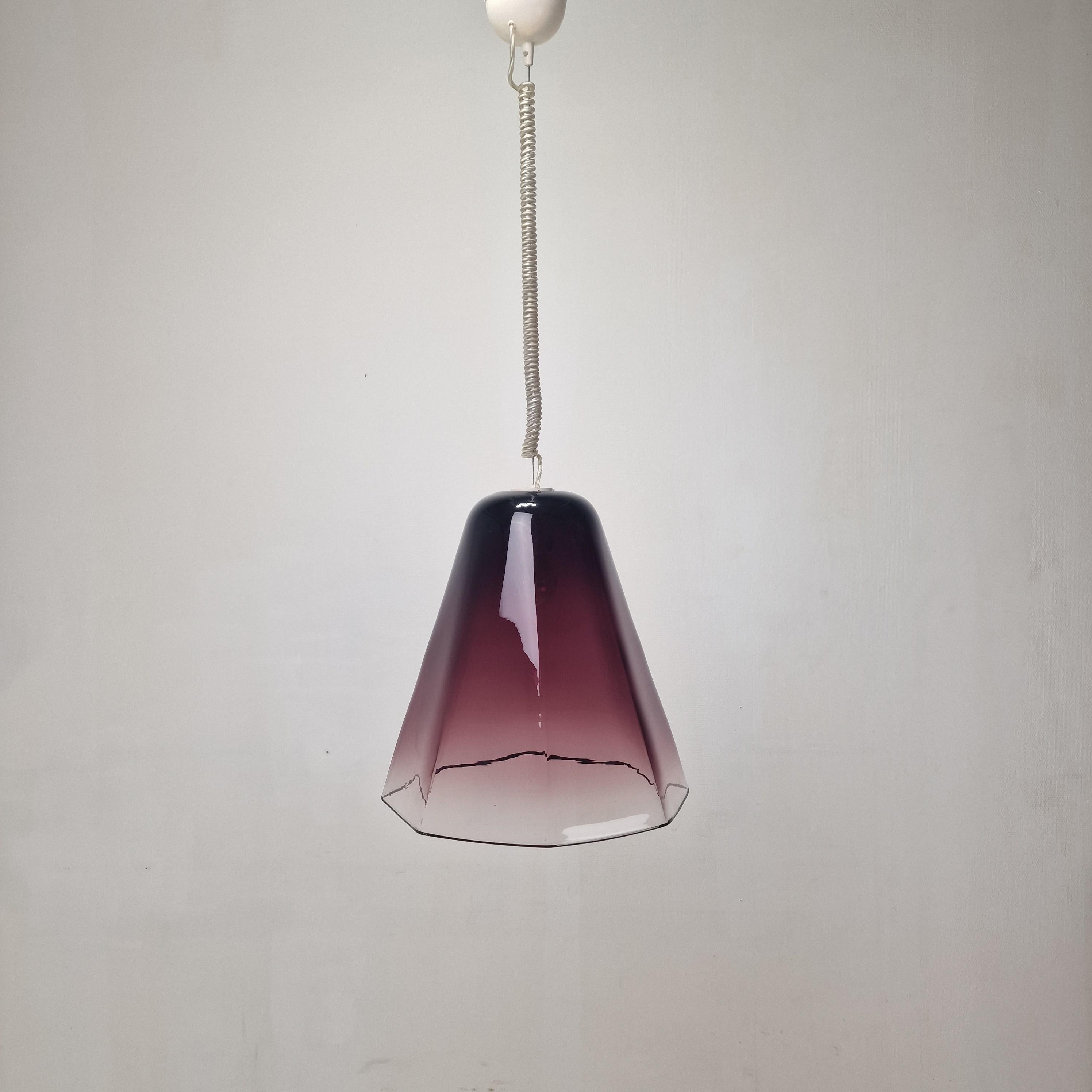 Mid-Century moderno Italian Elegance - Lampada a sospensione Leucos con vetro di Murano viola trasparente in vendita