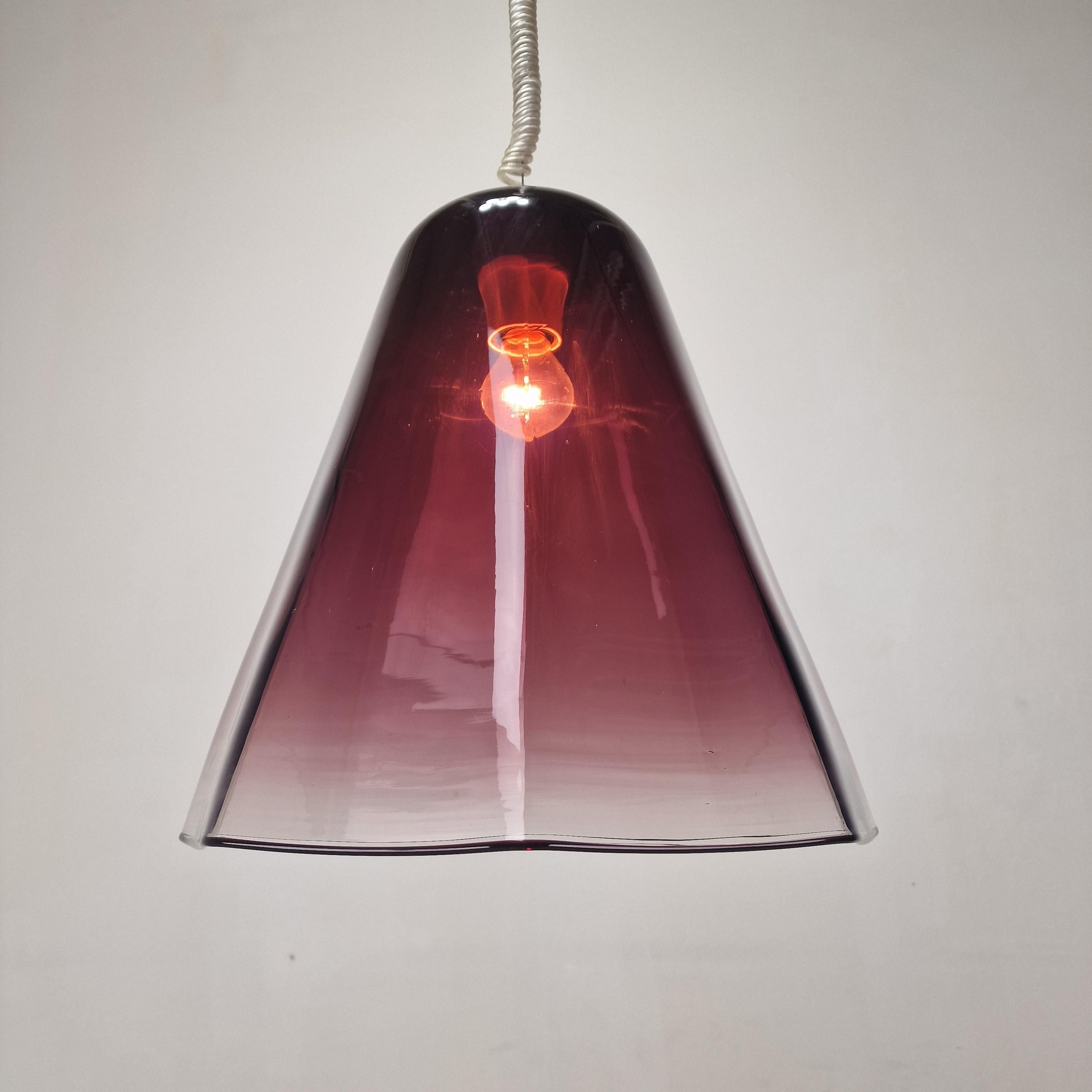 Fatto a mano Italian Elegance - Lampada a sospensione Leucos con vetro di Murano viola trasparente in vendita