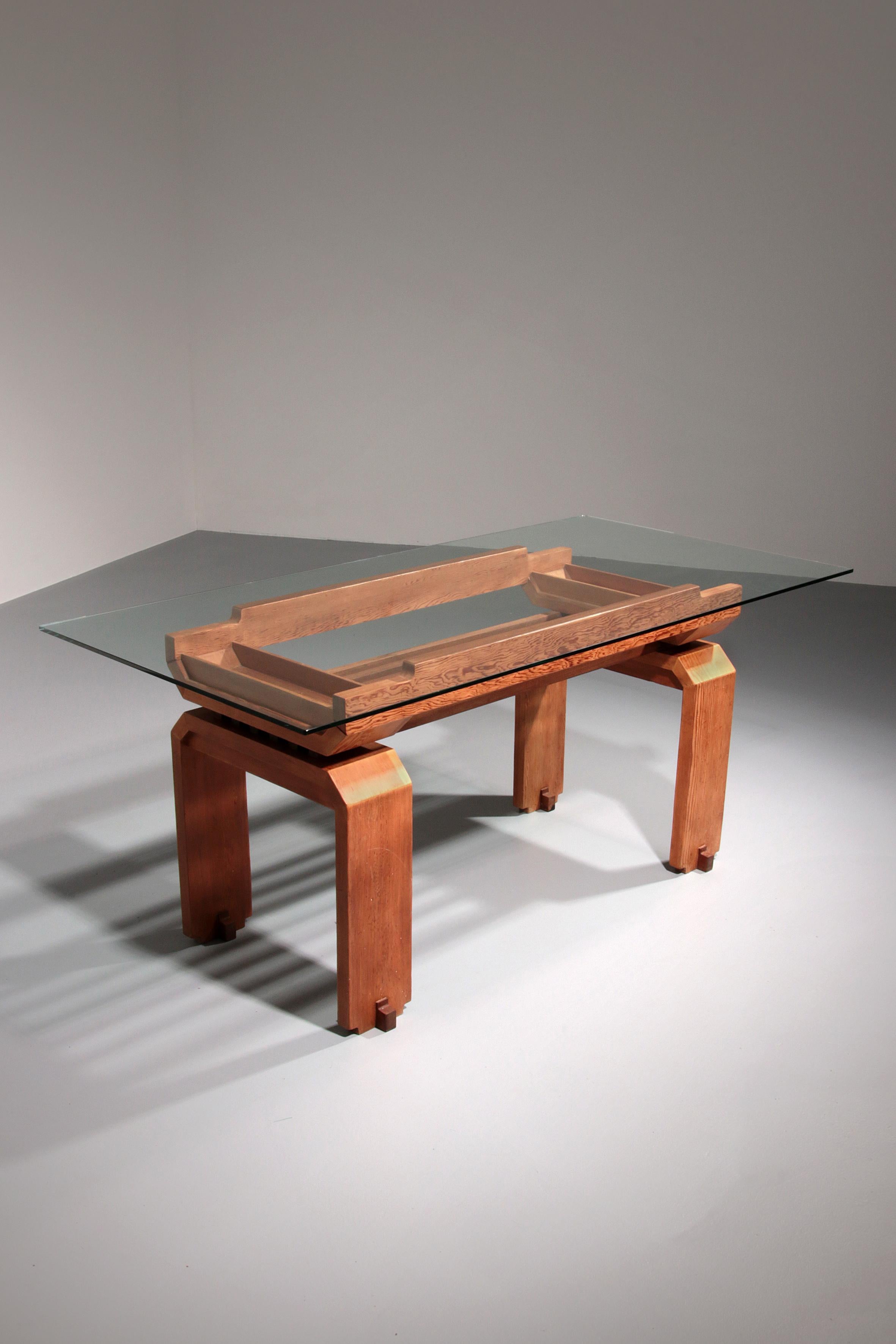Cette étonnante table de salle à manger du milieu du siècle incarne l'élégance intemporelle de l'artisanat italien, conçue dans les années 1960 à une époque réputée pour son esthétique minimaliste et fonctionnelle. Fabriqué en bois de pin de haute
