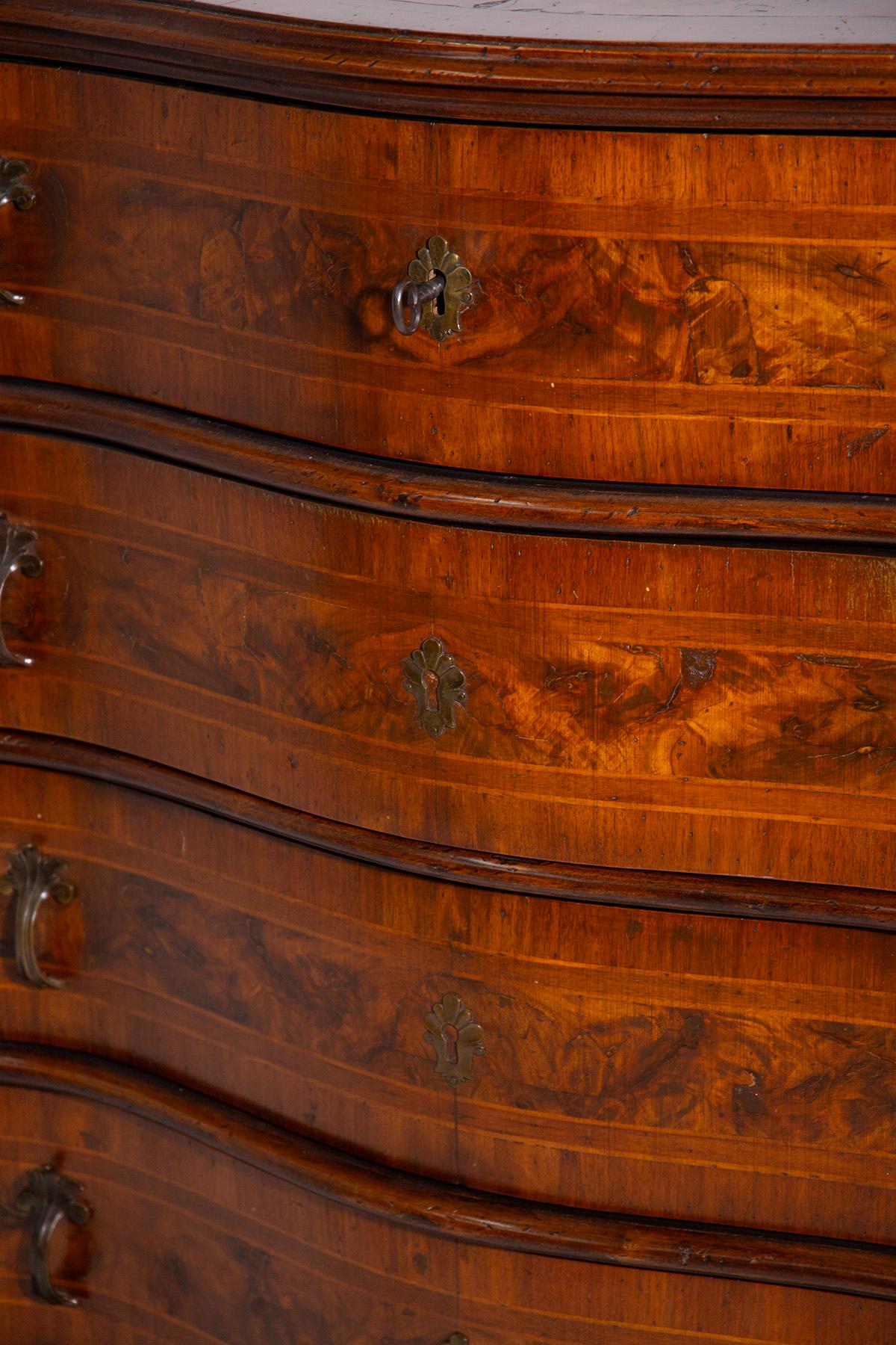 Italian Elegant 18th Century Sideboard In Good Condition For Sale In Milano, IT