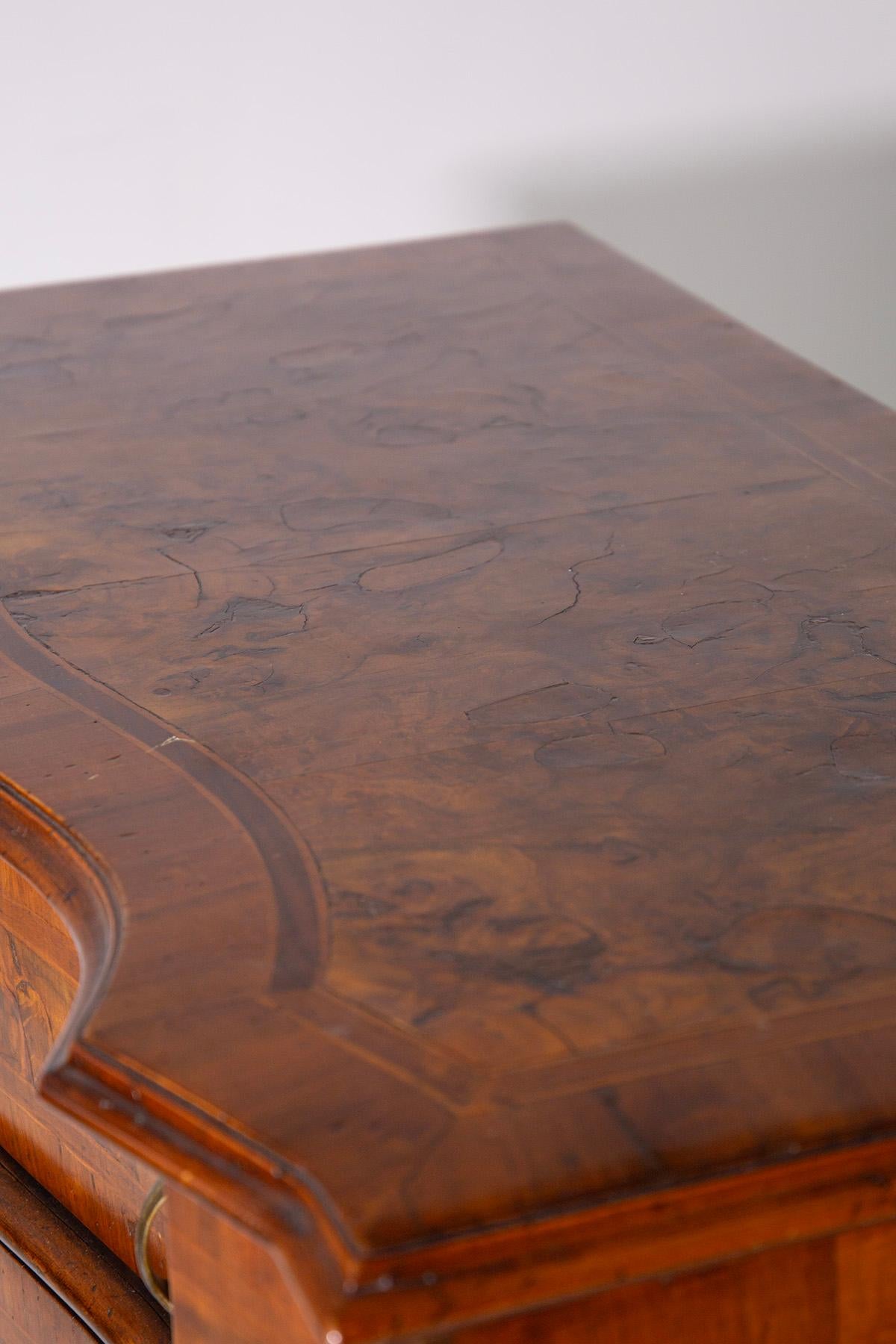 Wood Italian Elegant 18th Century Sideboard For Sale