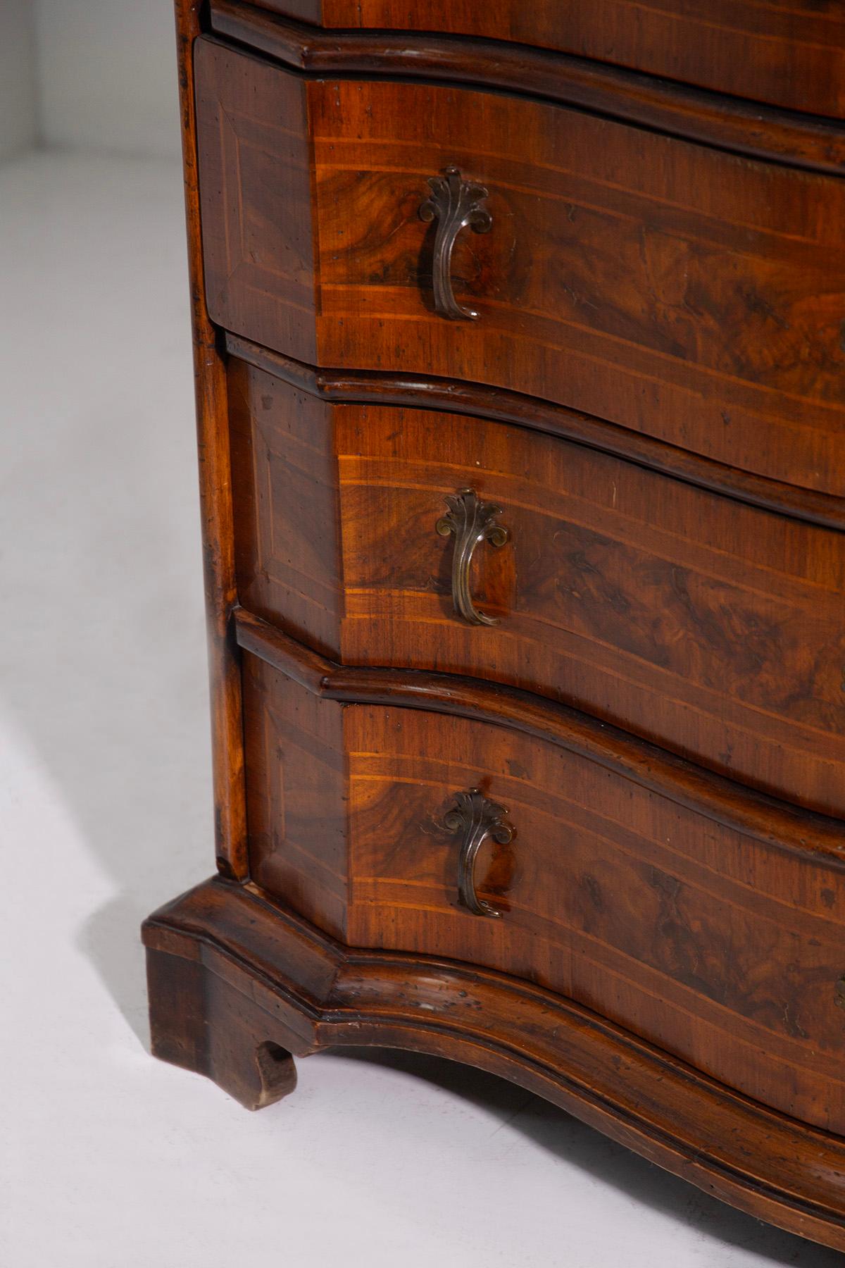 Italian Elegant 18th Century Sideboard For Sale 1