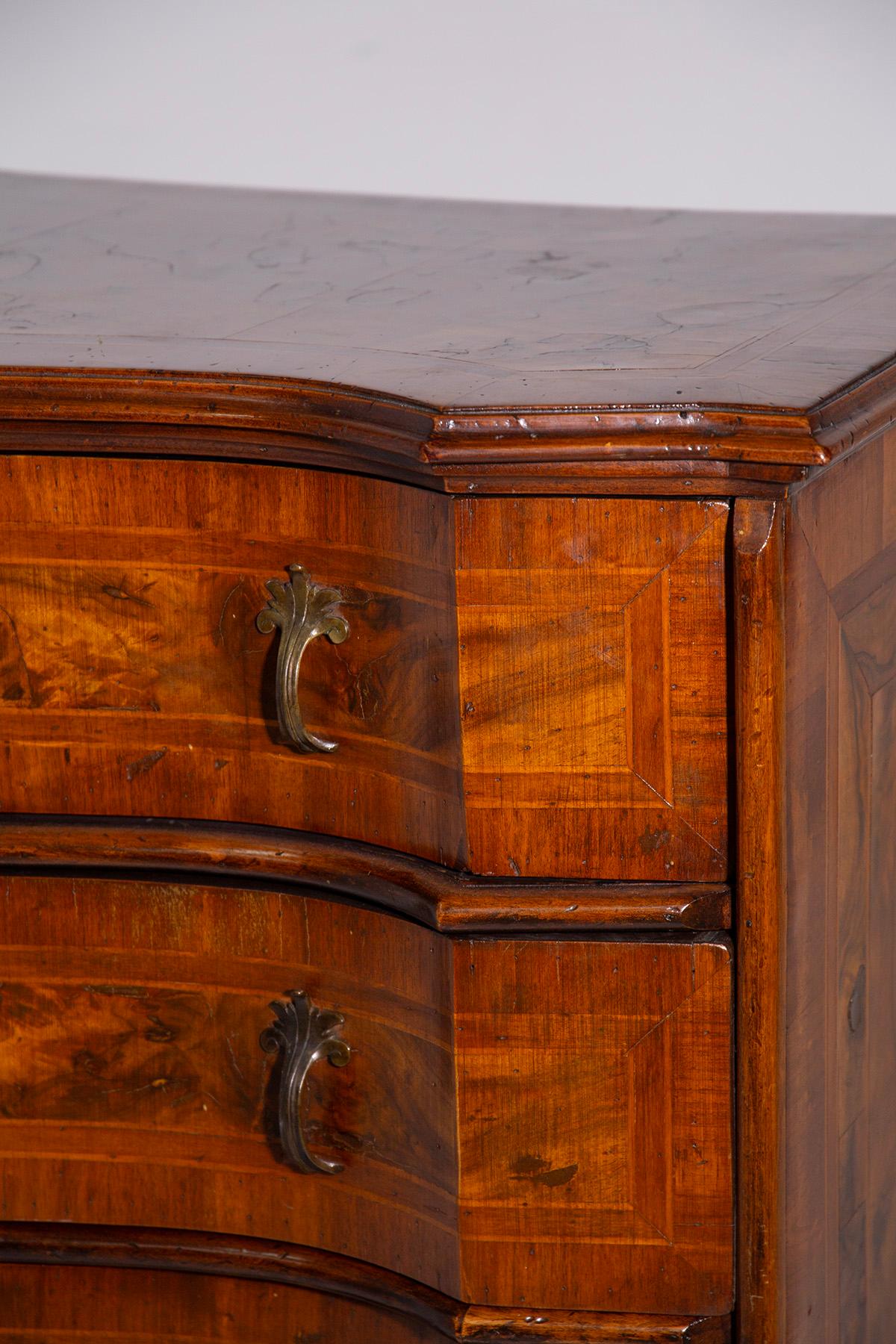 Italian Elegant 18th Century Sideboard For Sale 2