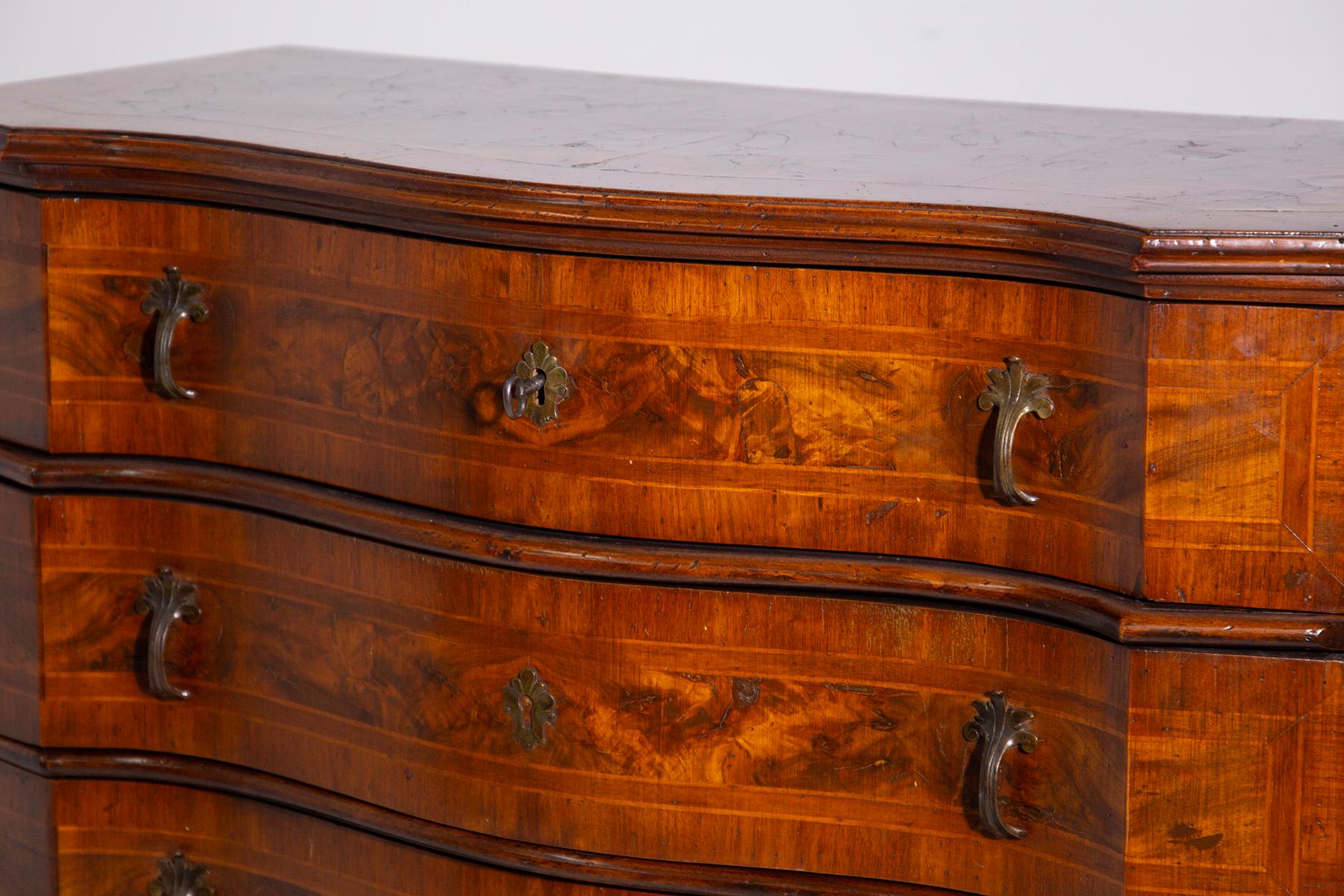 Italian Elegant 18th Century Sideboard For Sale 3