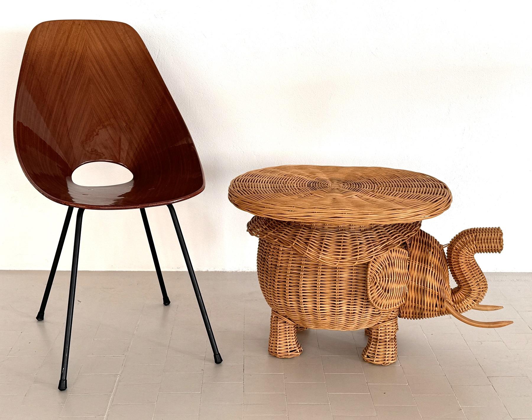 Italienischer Elefanten-Beistelltisch aus Korbweide von Vivai del Sud, 1970er Jahre

Schöner Beistelltisch aus geflochtener Weide mit Tablettaufsatz als Blickfang. 
Hergestellt in Italien von Vivai del Sud, 1970-1980er Jahre.
Dieser elefantenförmige
