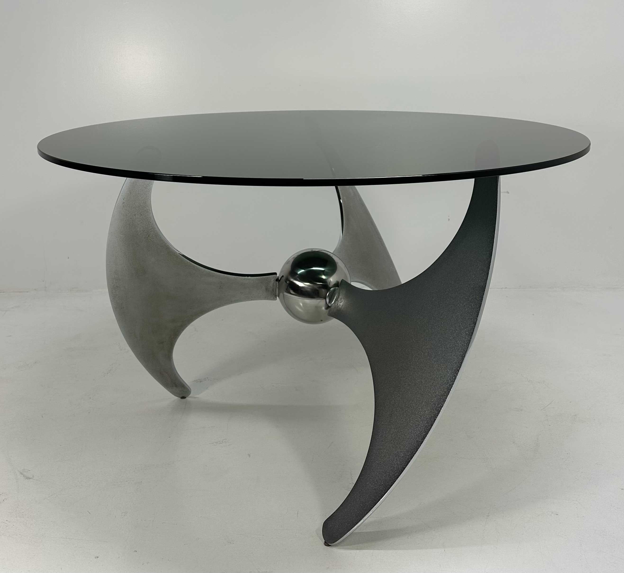 Il Tavolo Elica, disegnato da Luciano Campanini per CAMA nel 1970, incarna perfettamente lo spirito sperimentale che ha definito il design italiano degli anni Settanta. Questo mobile si distingue per la sua struttura ingegnosa e l'estetica