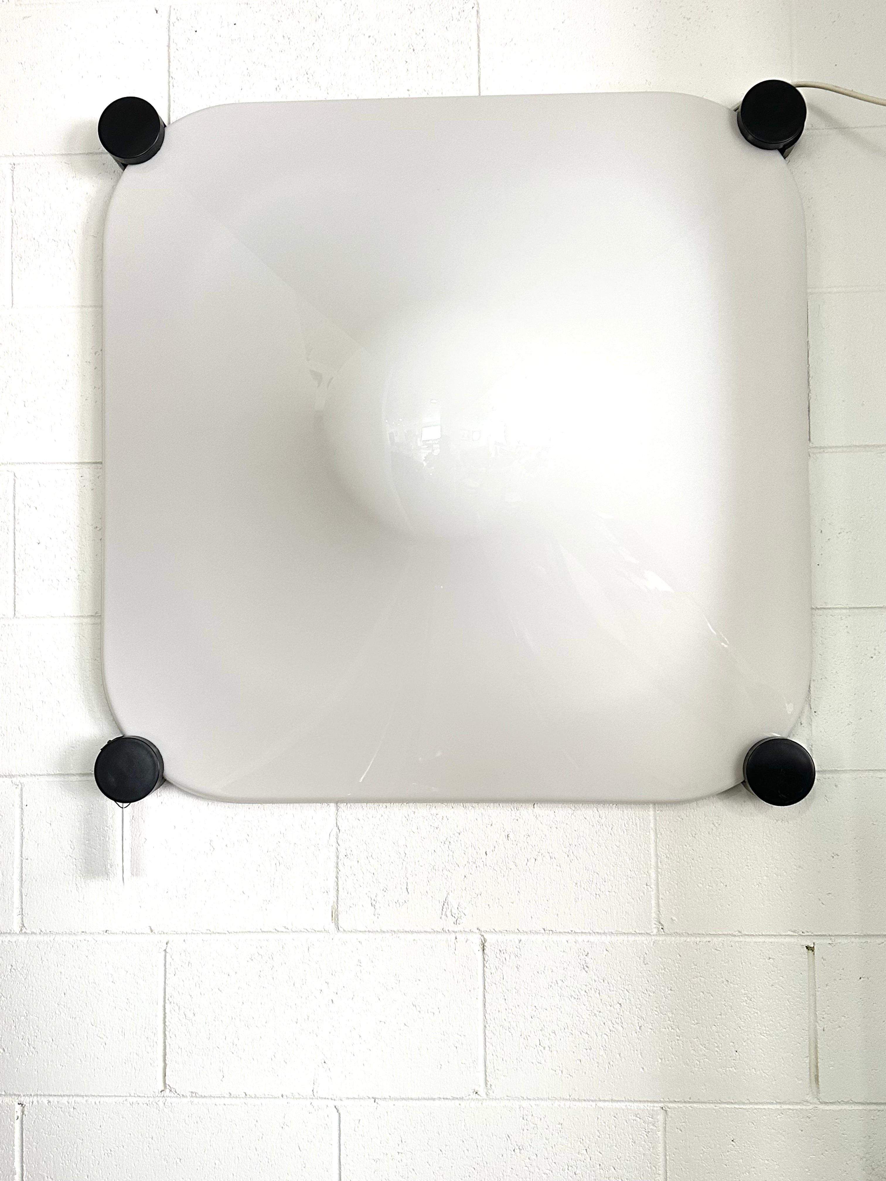 Questa splendida lampada da parete Elio Martinelli Bolla è un vero capolavoro della modernità di metà secolo. Progettato e realizzato in Italia negli anni '60, presenta una forma elegante e curva realizzata in acrilico e metallo di alta qualità. Il