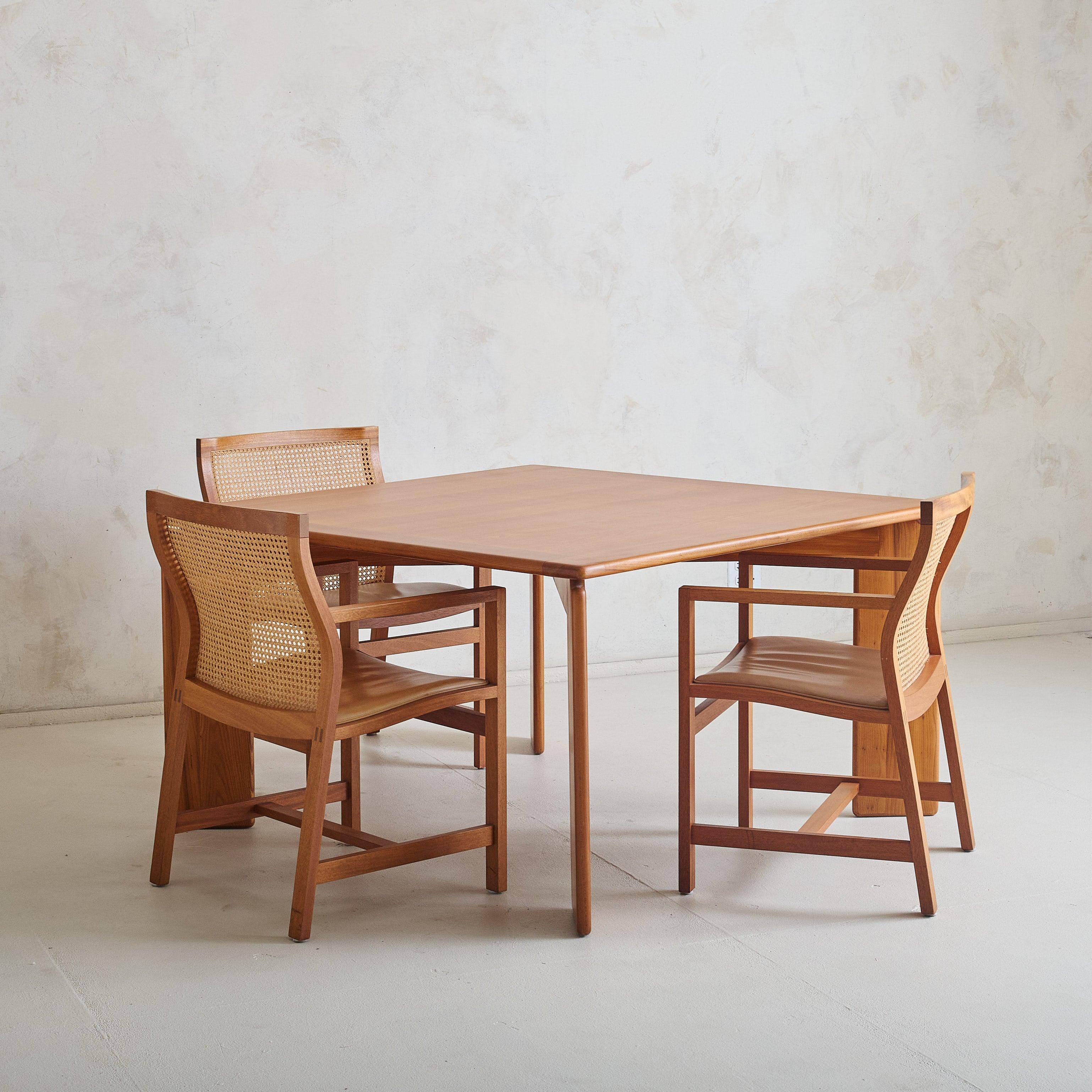 Rareté des années 1970, cette table de salle à manger en orme massif de Romanutti capture l'essence de l'artisanat italien naturel. L'orme aux tons de miel apporte de la chaleur, son grain dansant sous la lumière. Les bords arrondis adoucissent le