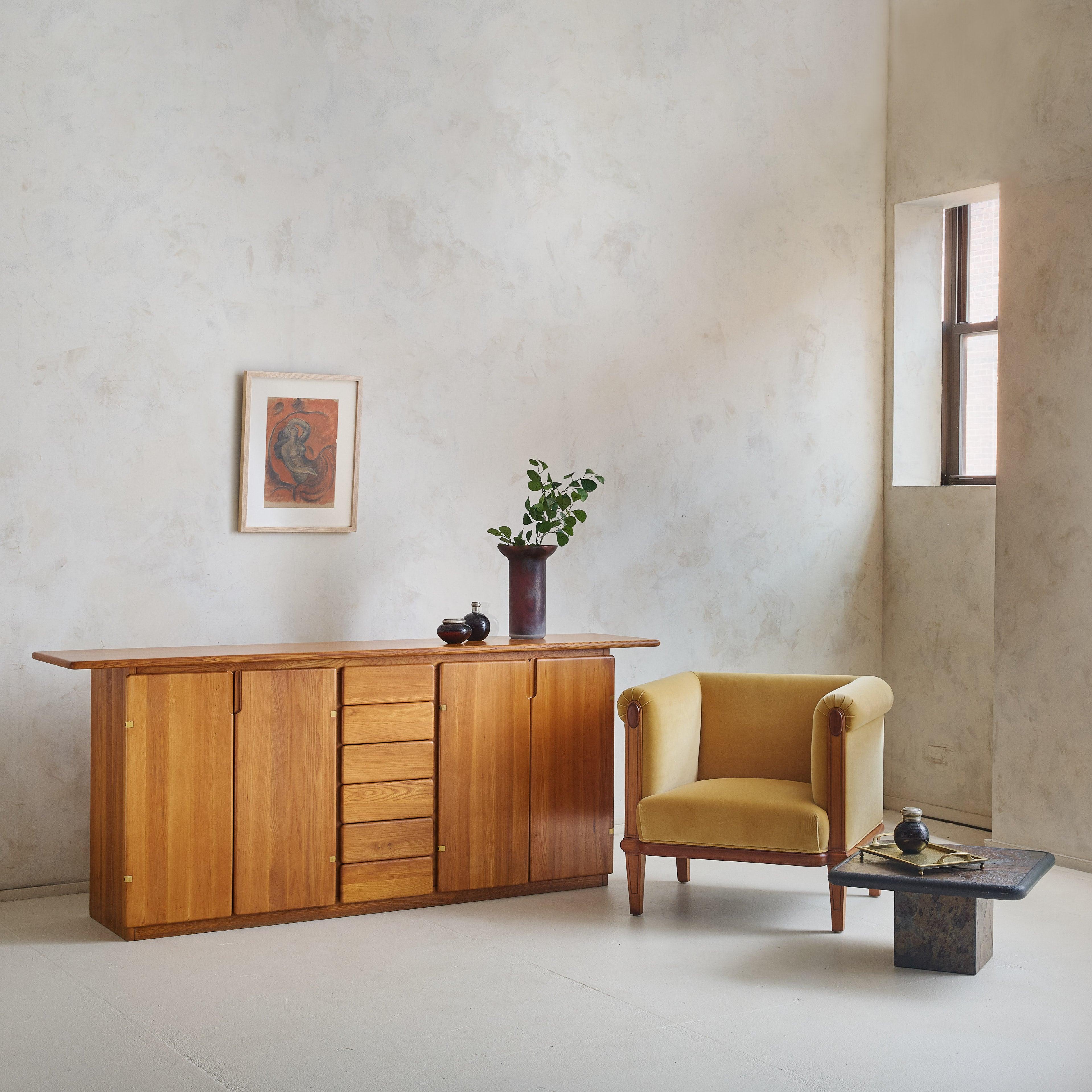 Dieses Sideboard aus massiver Ulme von Romanutti ist eine Rarität aus den 1970er Jahren und steht für das Ethos der natürlichen italienischen Handwerkskunst. Die honigfarbene Ulme strahlt Wärme aus, ihre Maserung tanzt im Licht. Abgerundete Kanten