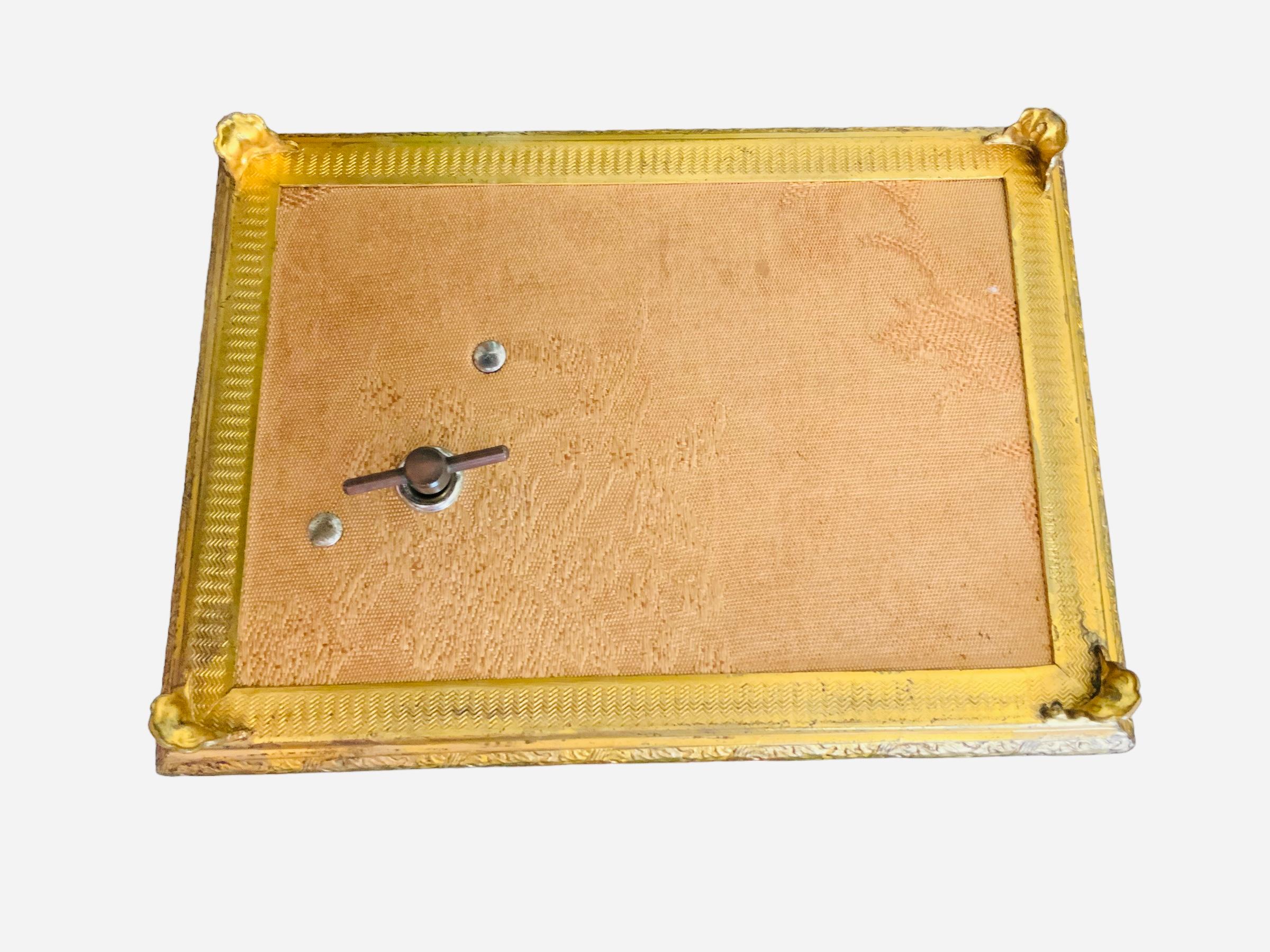 20ième siècle Boîte à musique italienne rectangulaire en métal embossé et bronze pour bijoux en vente