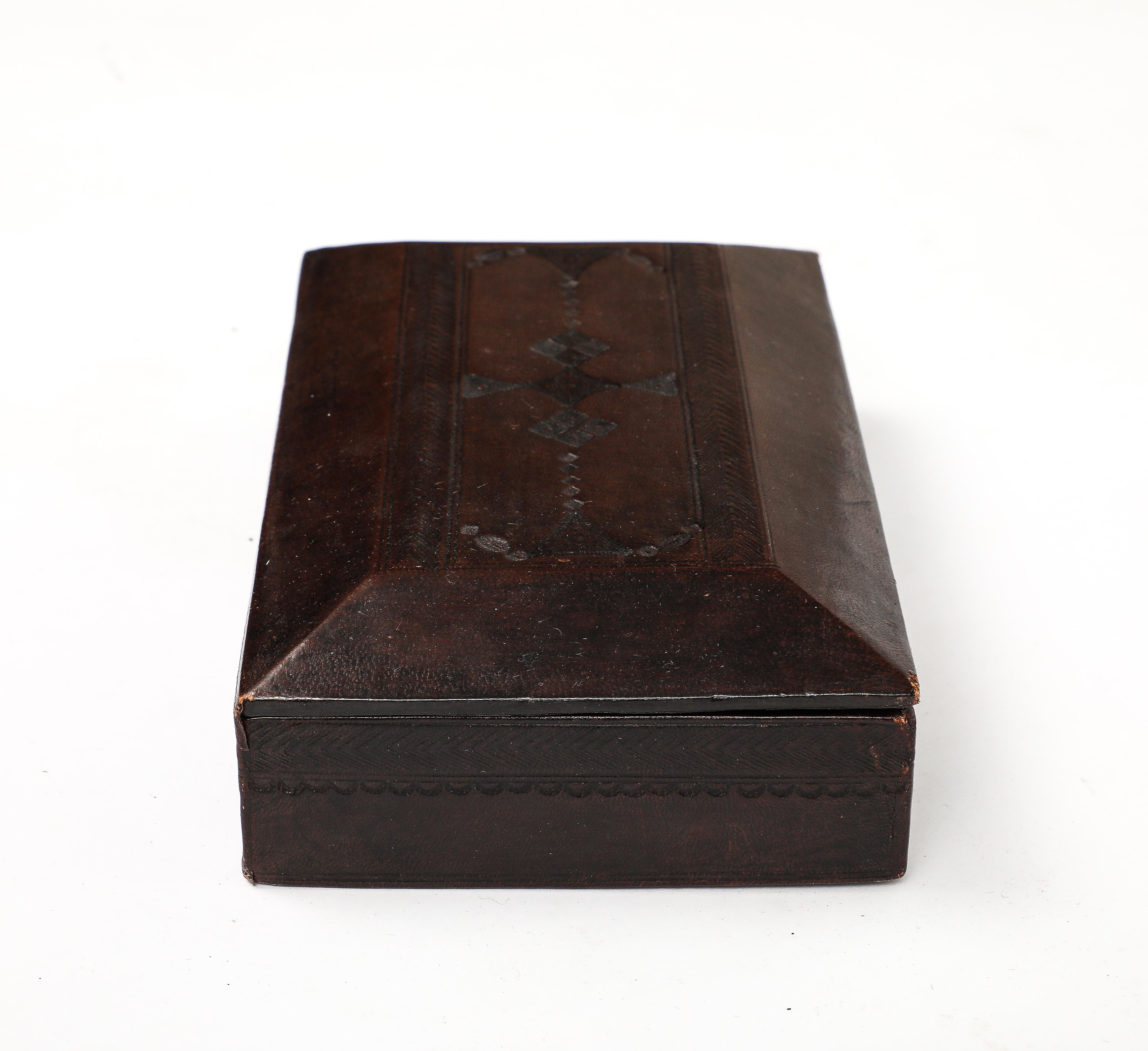 Legno Scatola decorativa in pelle laccata goffrata italiana d'epoca in vendita