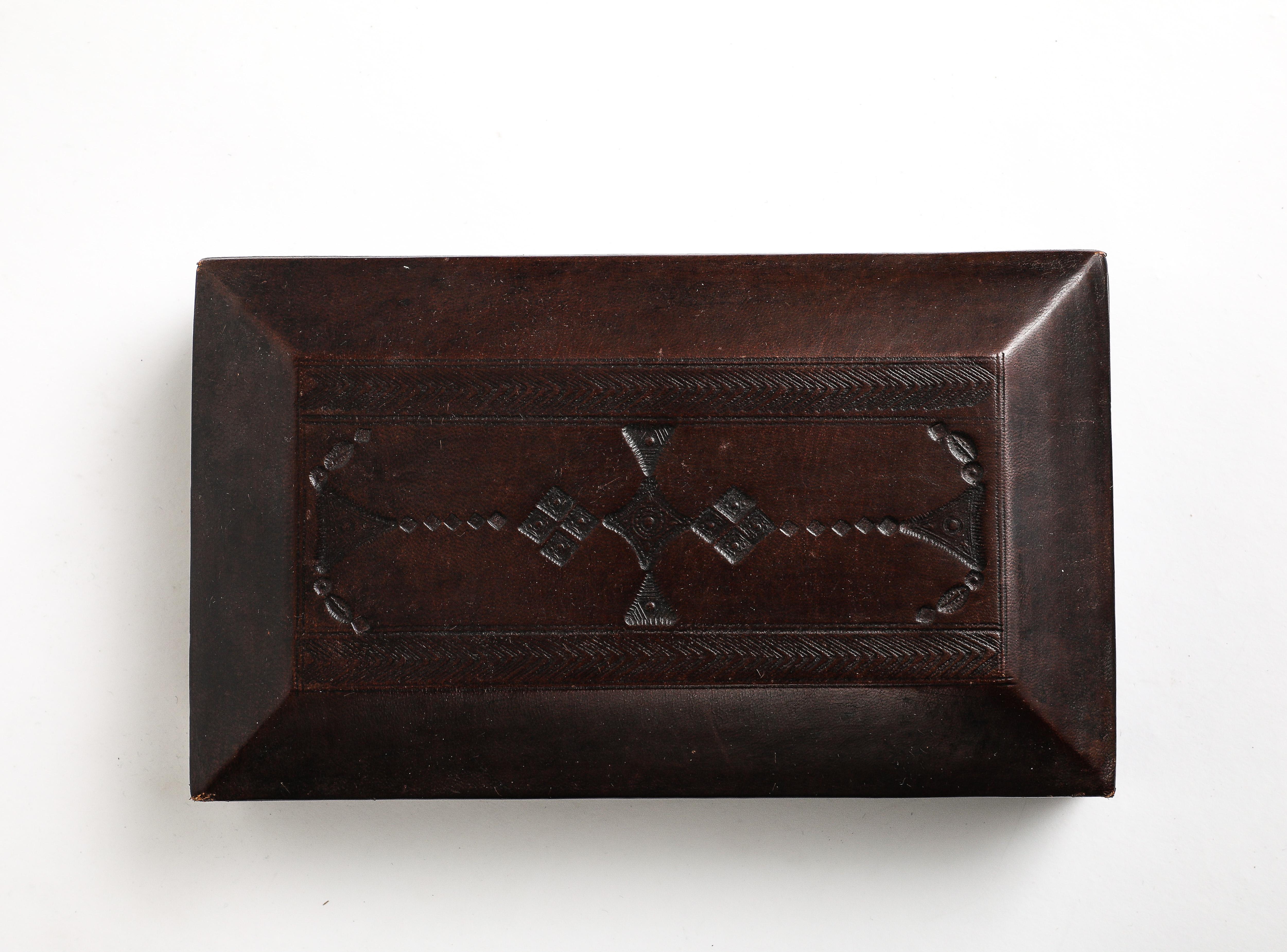 Scatola decorativa in pelle laccata goffrata italiana d'epoca in vendita 2