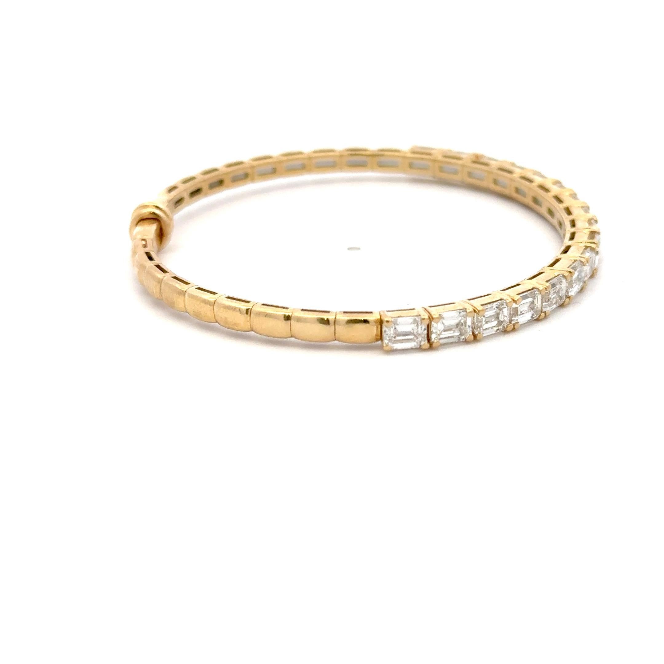 Contemporary Italian Emerald Cut Diamond Bangle Bracelet 5.40 Carats 18 Karat Yellow Gold