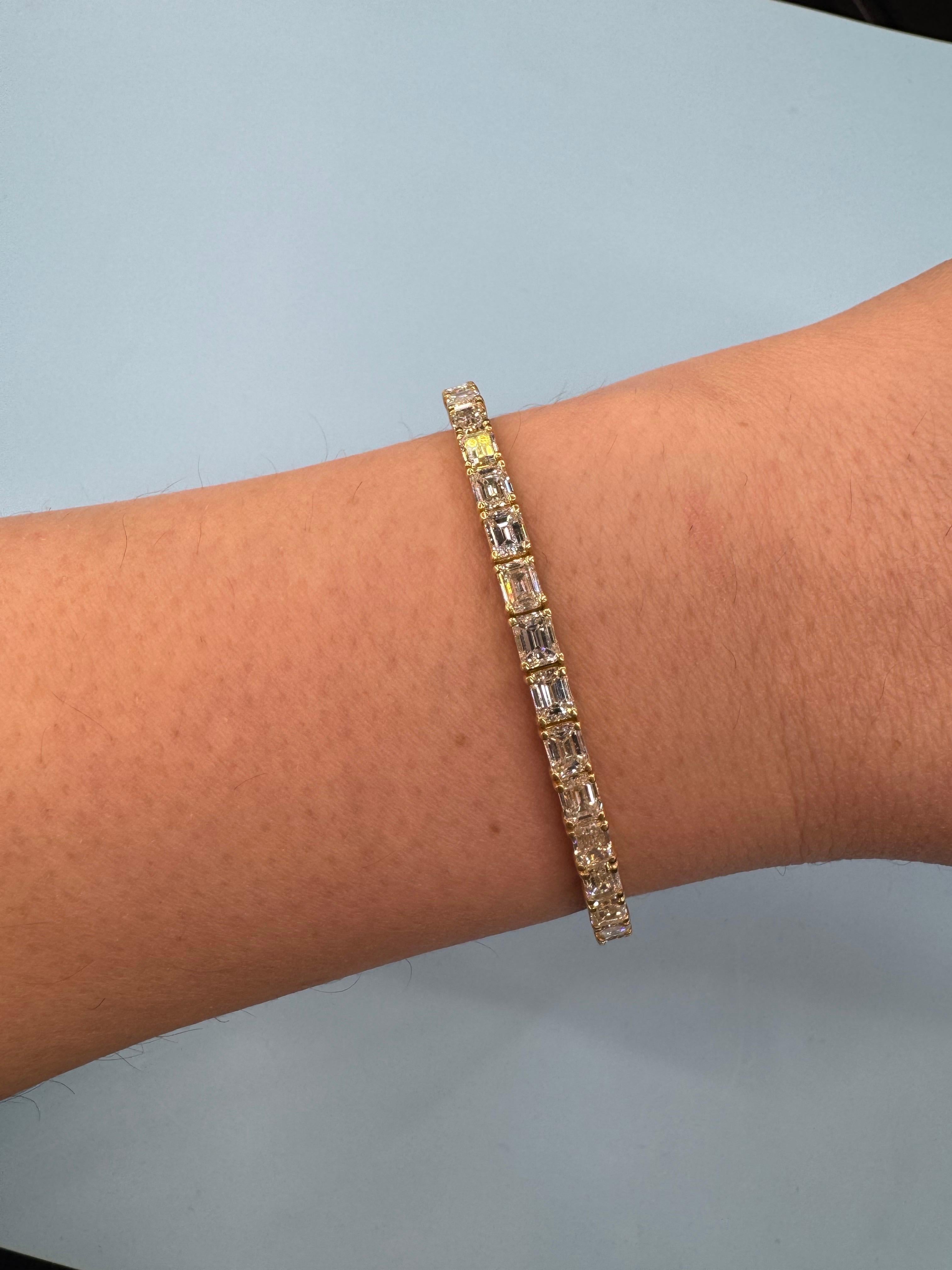 Women's Italian Emerald Cut Diamond Bangle Bracelet 5.40 Carats 18 Karat Yellow Gold