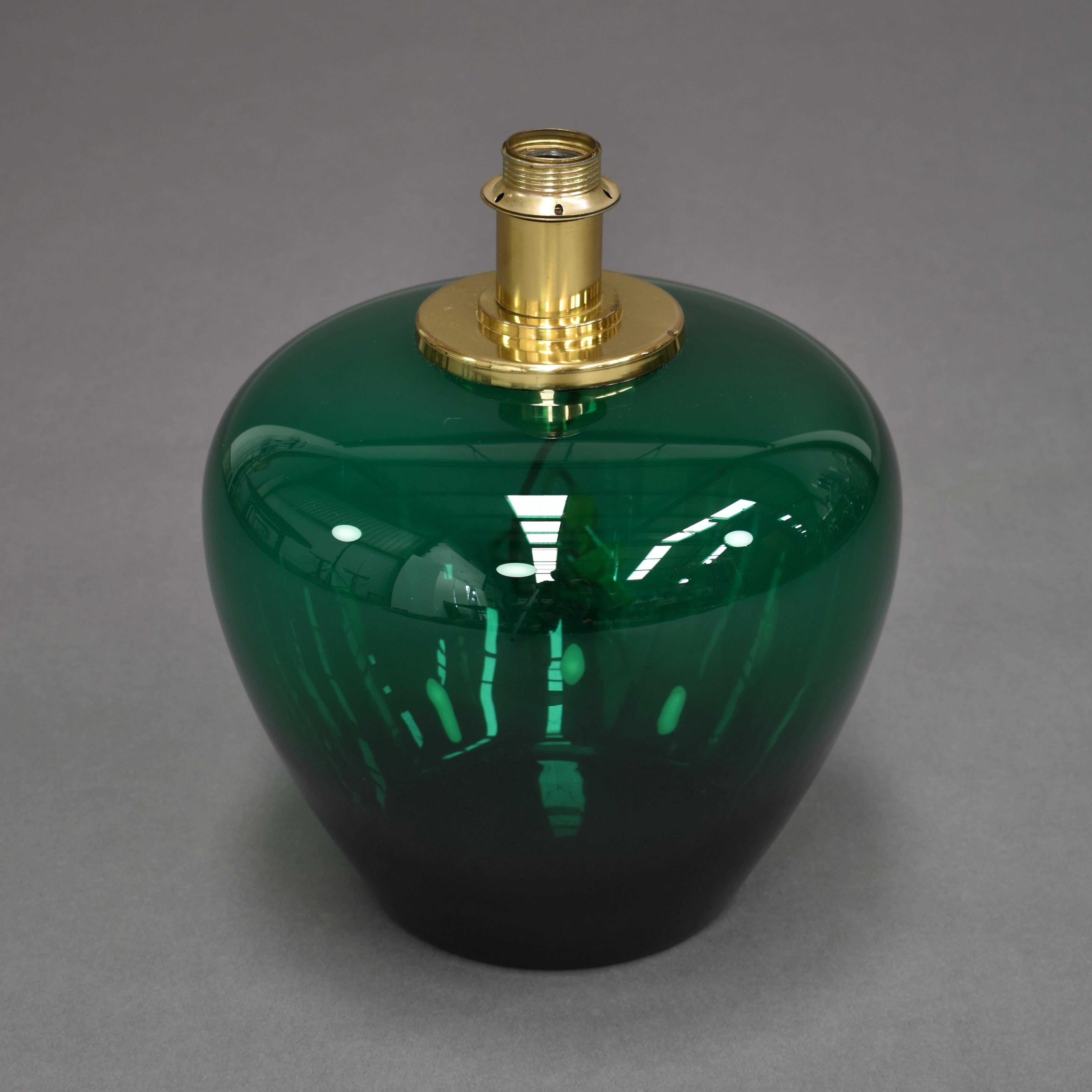 Beautiful seventies Italian table lamp in Emerald green glass and brass.

Manufacturer: Unknown

Designer: Unknown

Country: Italy

Model: table lamp

Material: Emerald glass / brass

Design period: 1970s

Date of manufacturing: circa