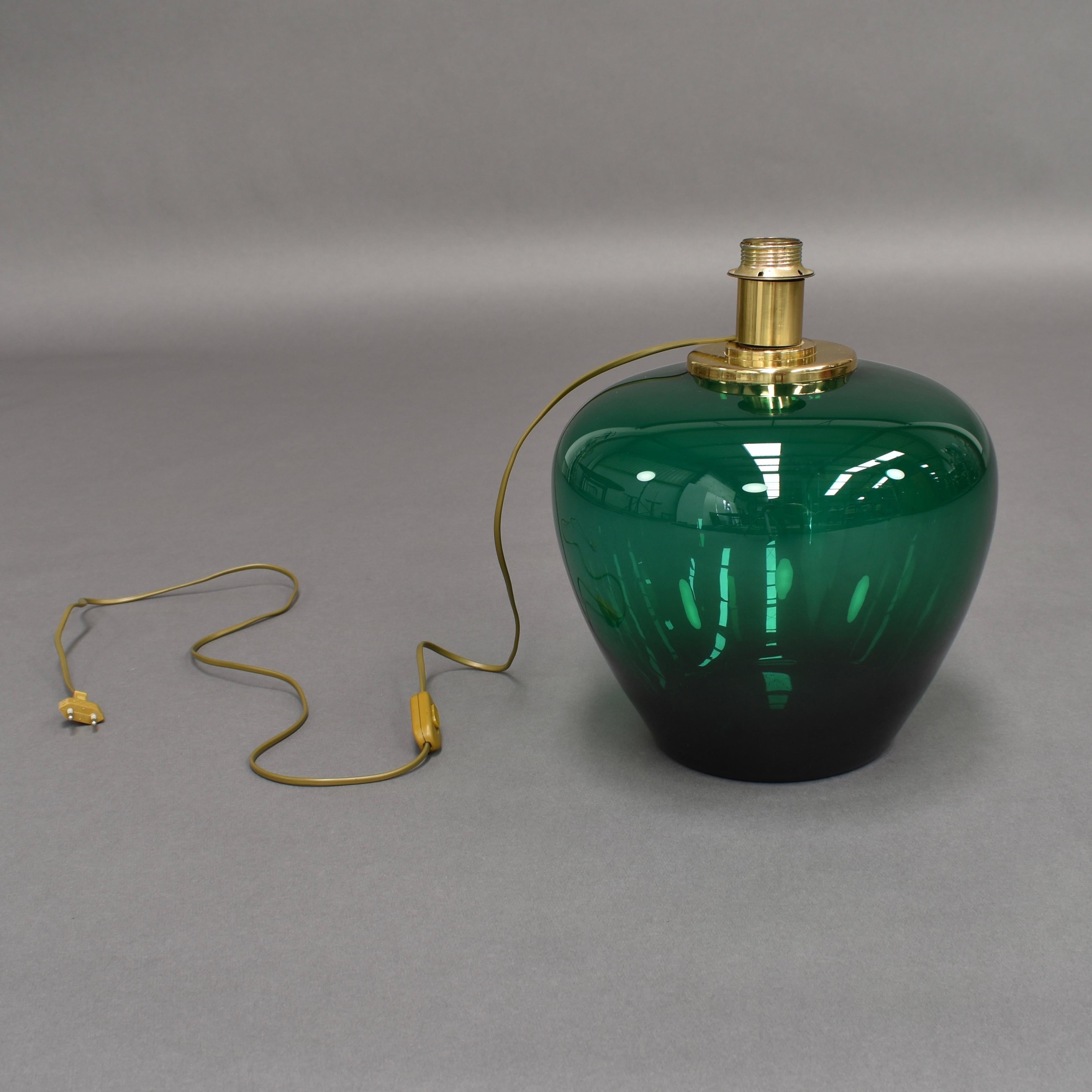 Italian Emerald Green Glass and Brass Table Lamp, circa 1970 In Excellent Condition In Pijnacker, Zuid-Holland