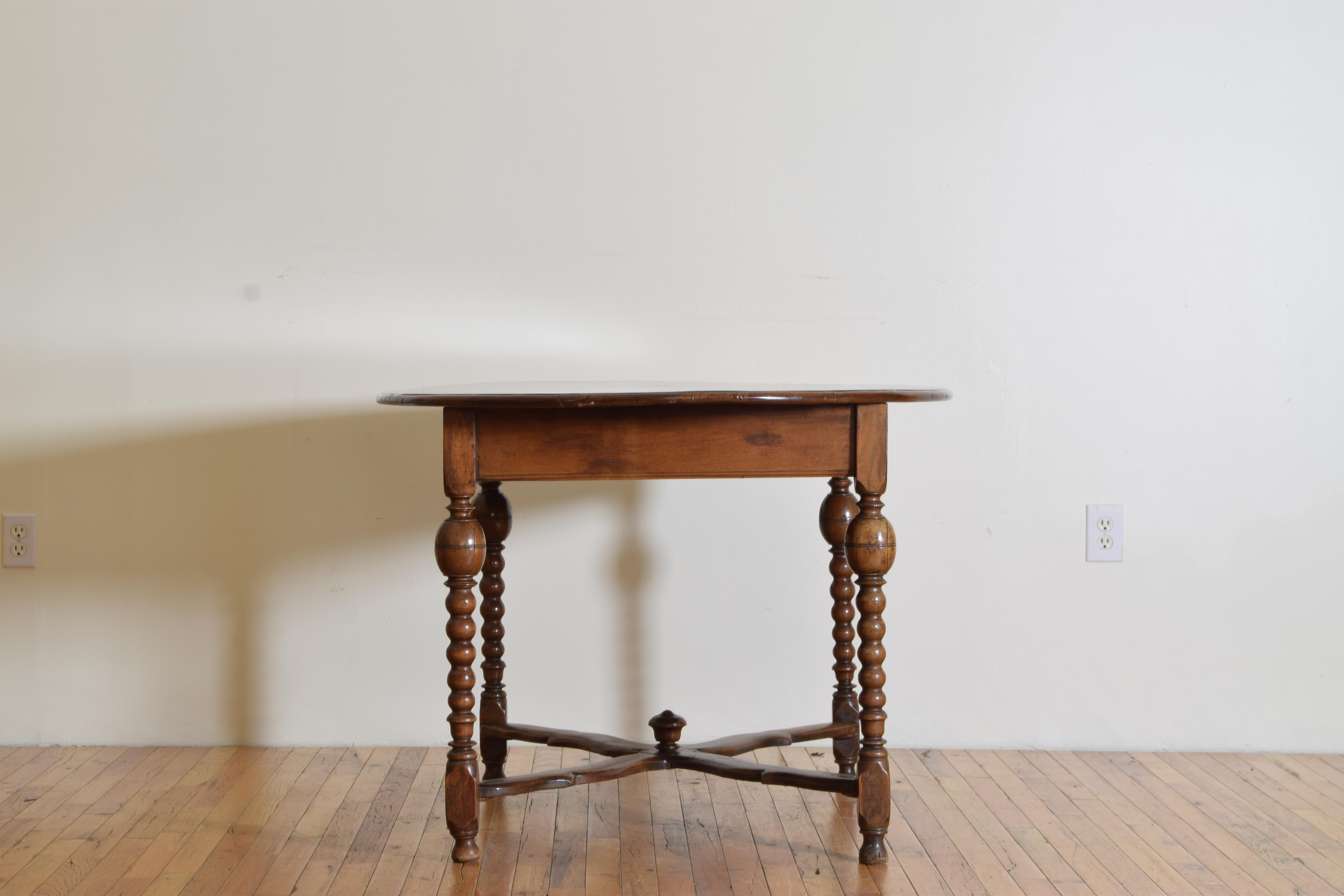 Italian, Emilia Romagna, Light Walnut Oval Library Table ca. 1700 In Good Condition In Atlanta, GA