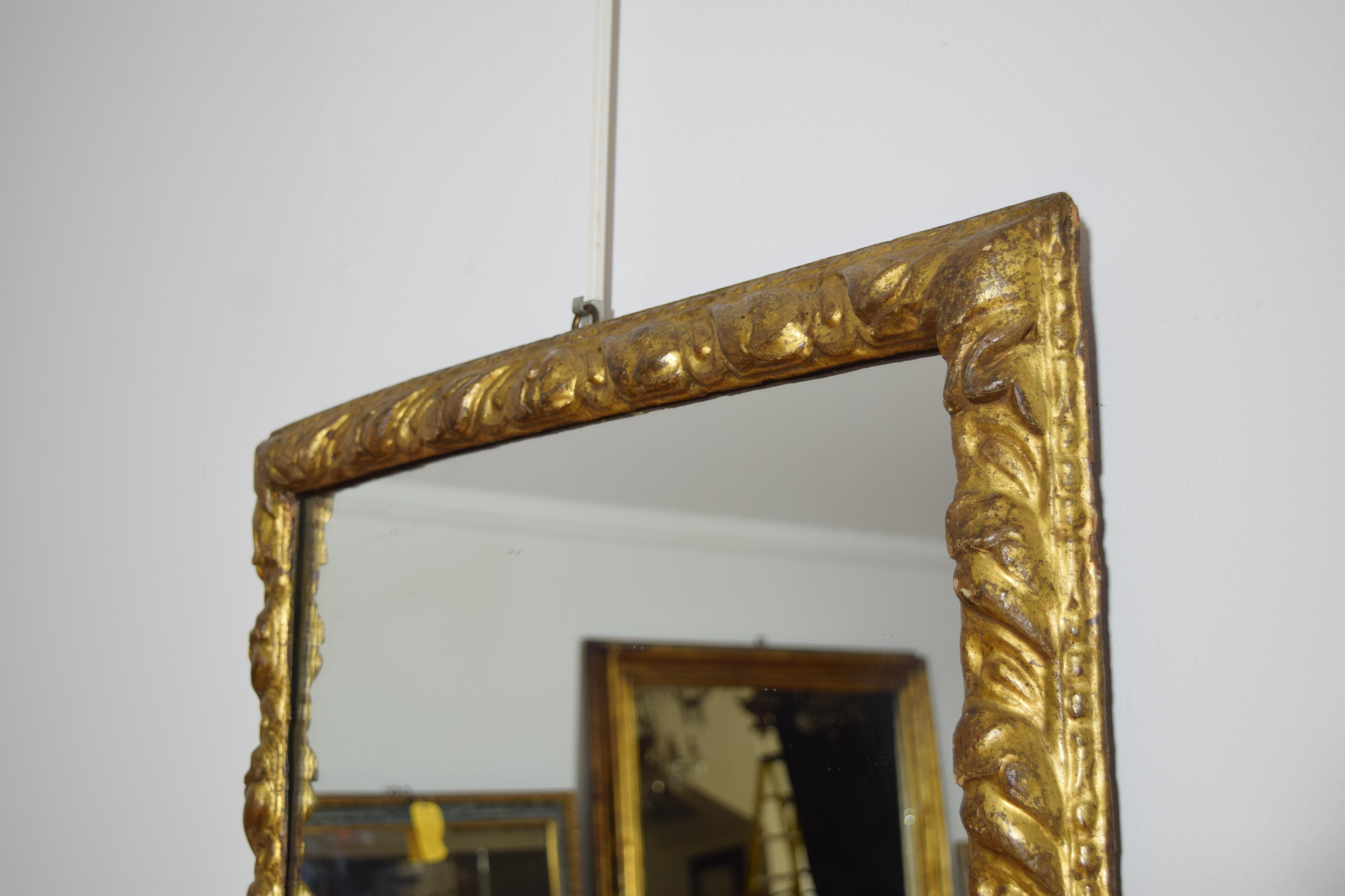 Metà XVIII secolo Italiano, Emiliana, Specchio in legno dorato intagliato del periodo tardo Luigi XIV, 1740 ca. in vendita