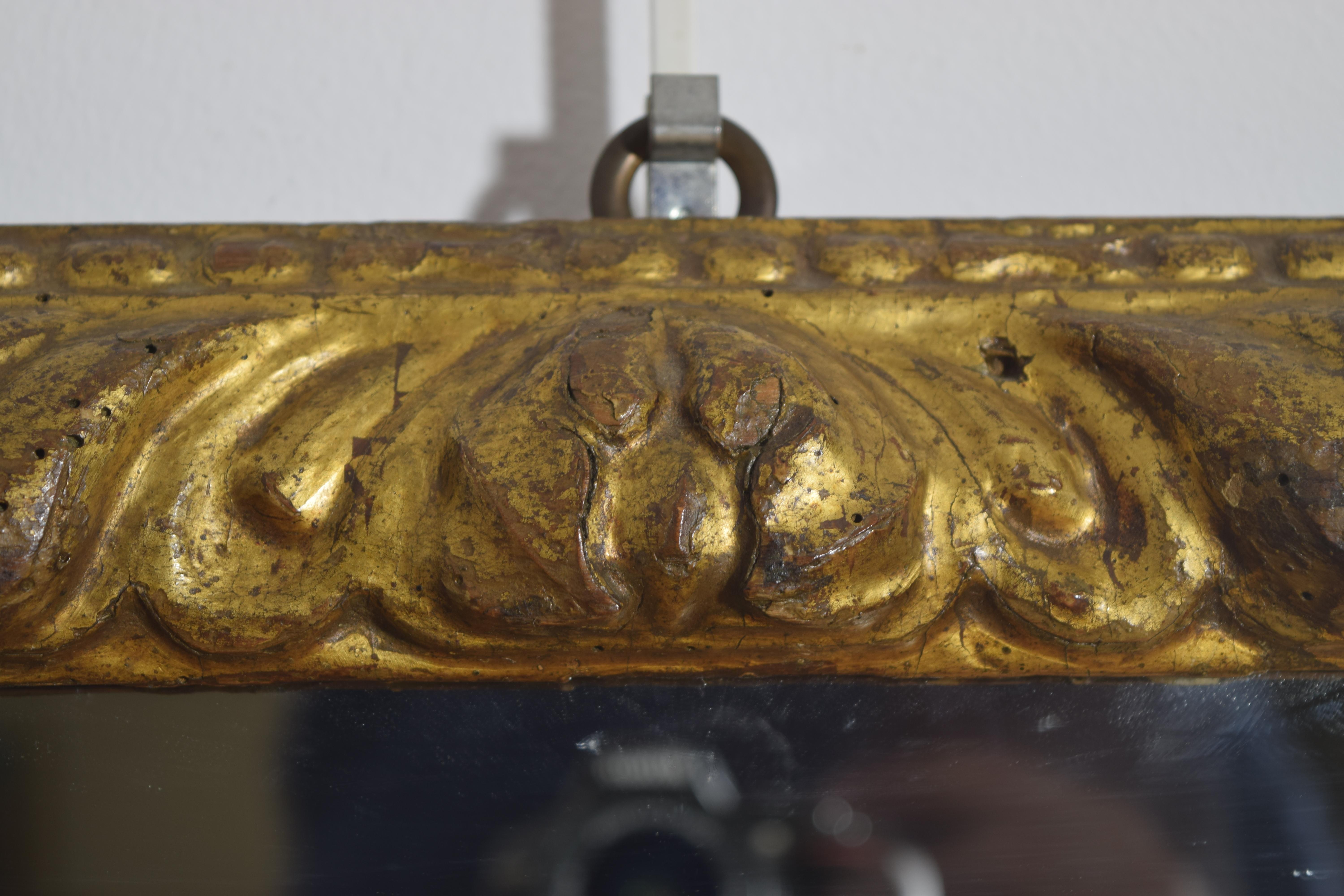 Italiano, Emiliana, Specchio in legno dorato intagliato del periodo tardo Luigi XIV, 1740 ca. in vendita 1