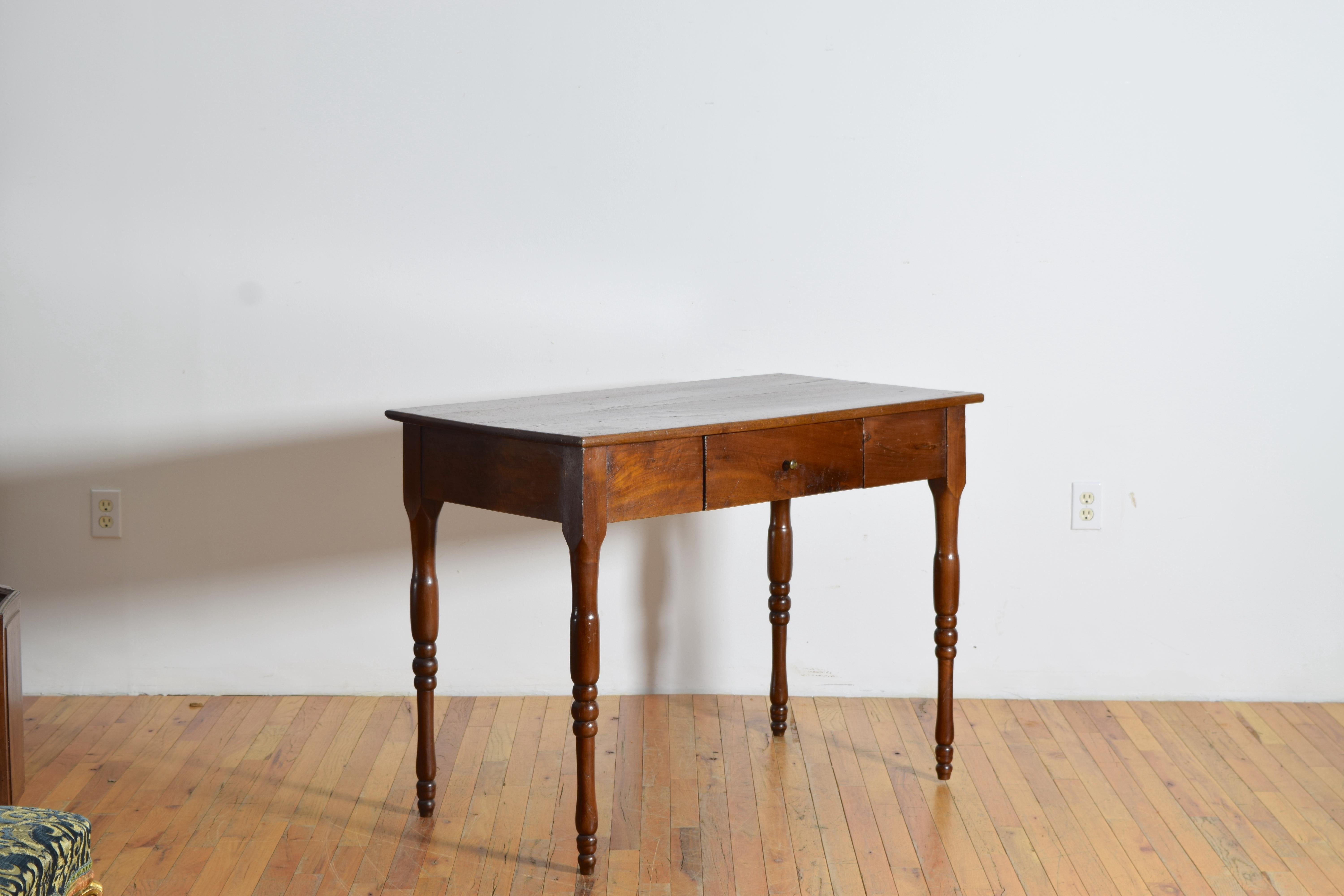 table à écrire rectangulaire à 1 tiroir en noyer, assez simple, jusqu'à ce que vous remarquiez le tournage des pieds, il y a une première fois pour tout et ceux-ci sont exceptionnels