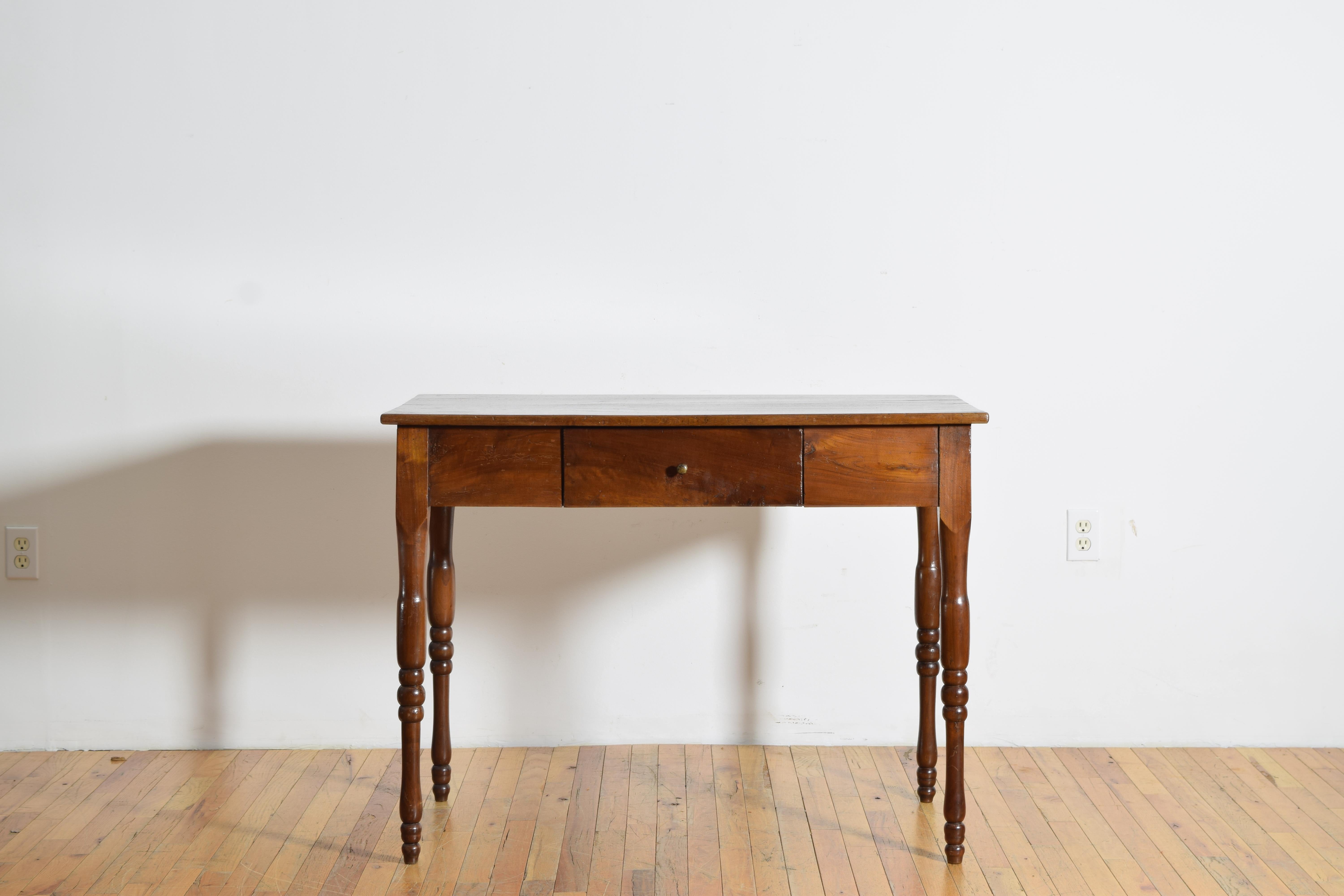 Néoclassique Italie, Emiliana, table à 1 tiroir en noyer tourné de style néoclassique tardif, vers 1840 en vente