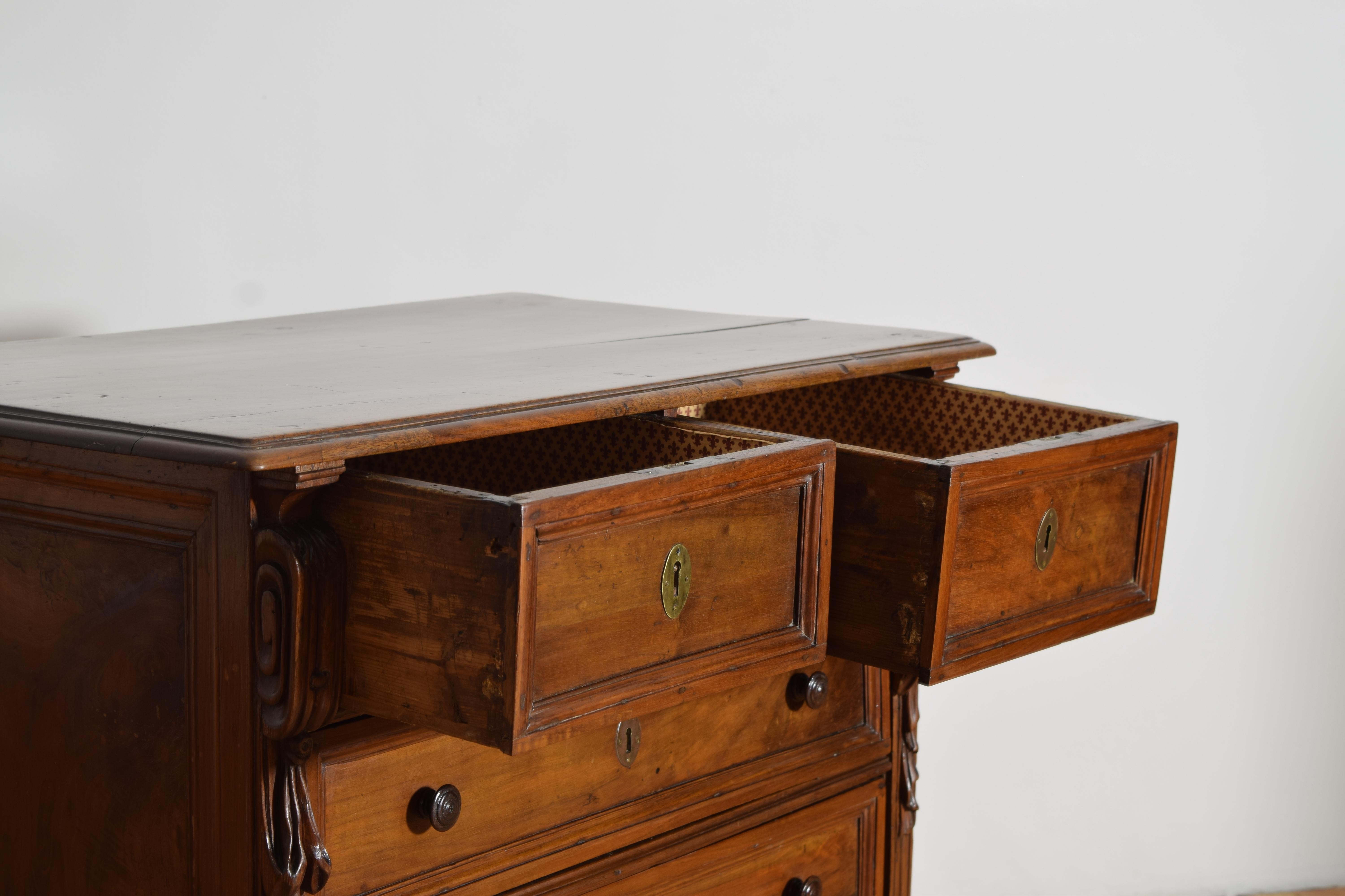 Italian, Emiliana, Louis XIV Period Carved Walnut 5-Drawer Commode, early 18thc For Sale 2