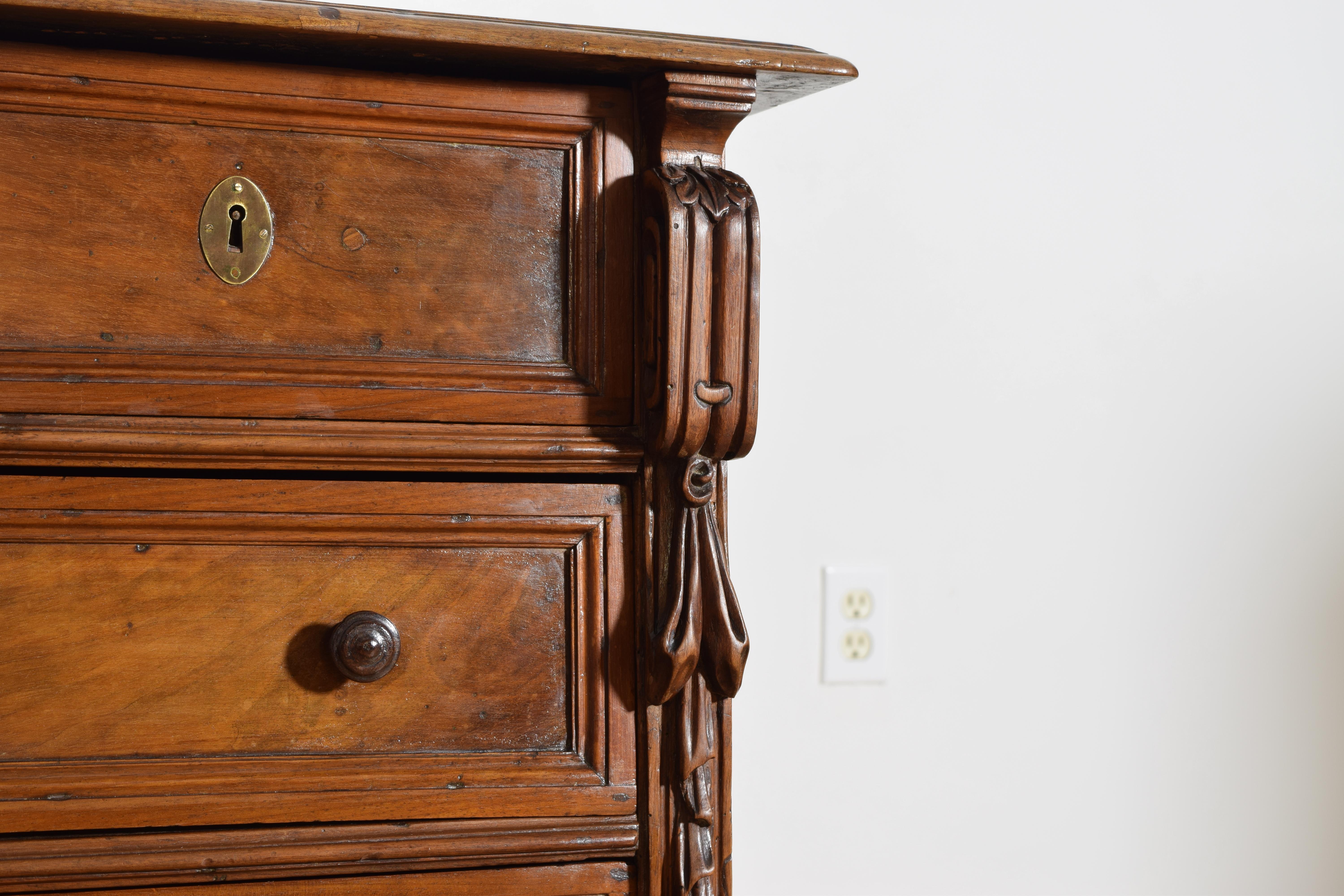 Italian, Emiliana, Louis XIV Period Carved Walnut 5-Drawer Commode, early 18thc For Sale 3