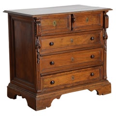 Italienisch, Emiliana, Louis XIV Periode geschnitzt Nussbaum 5-Schublade Kommode, frühes 18.