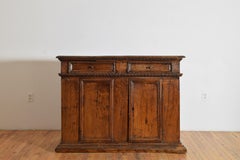 Aparador italiano de la región de Emilia, de madera de nogal tallada, estilo Luis XIV, de dos puertas por dos, de alrededor de 1700