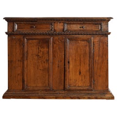 Aparador italiano de la región de Emilia, de madera de nogal tallada, estilo Luis XIV, de dos puertas por dos, de alrededor de 1700