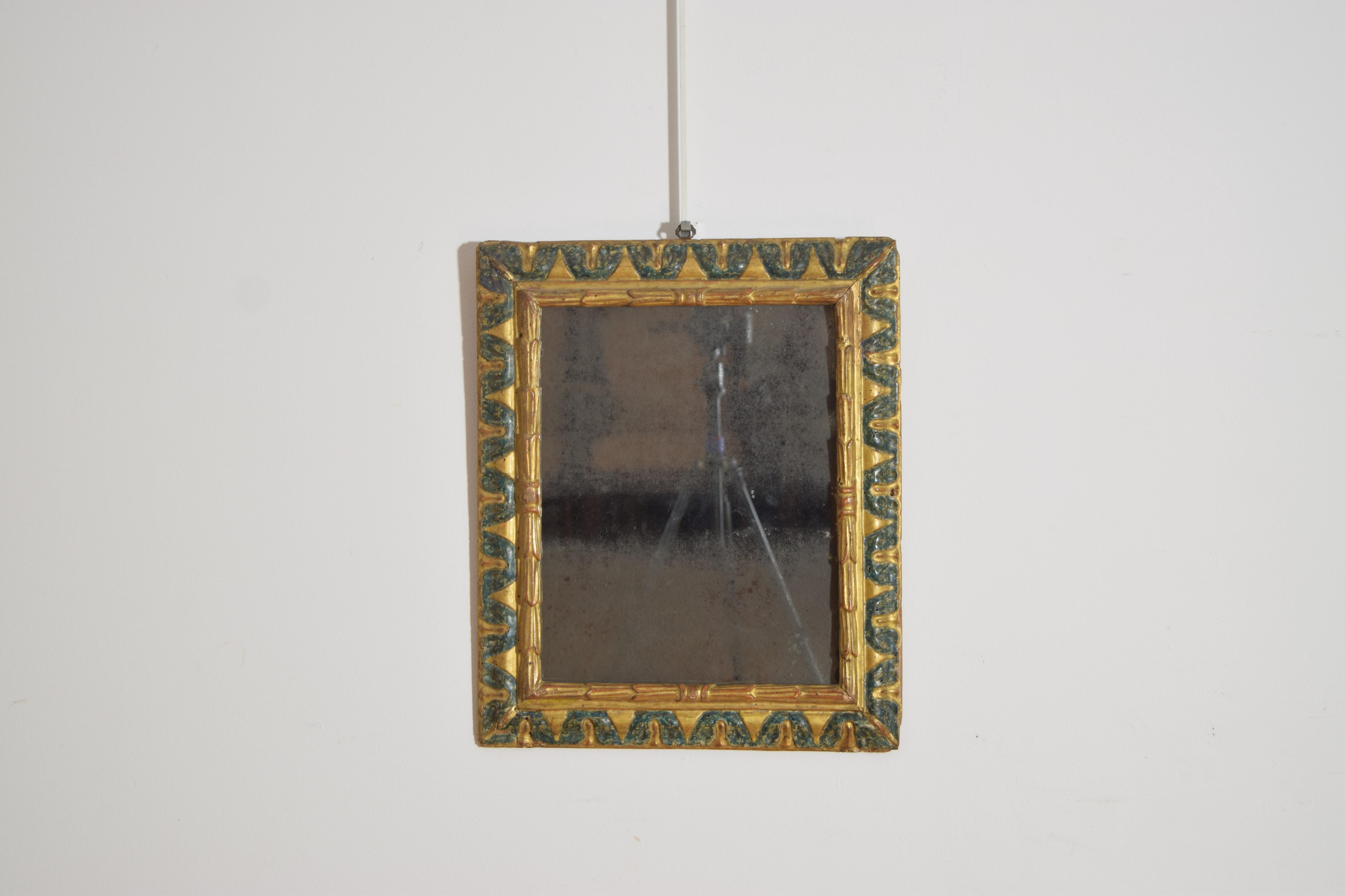 de forma rectangular con molduras en forma de caña y capa exterior de tallas en forma de hoja, ahora provista de una placa de espejo posterior