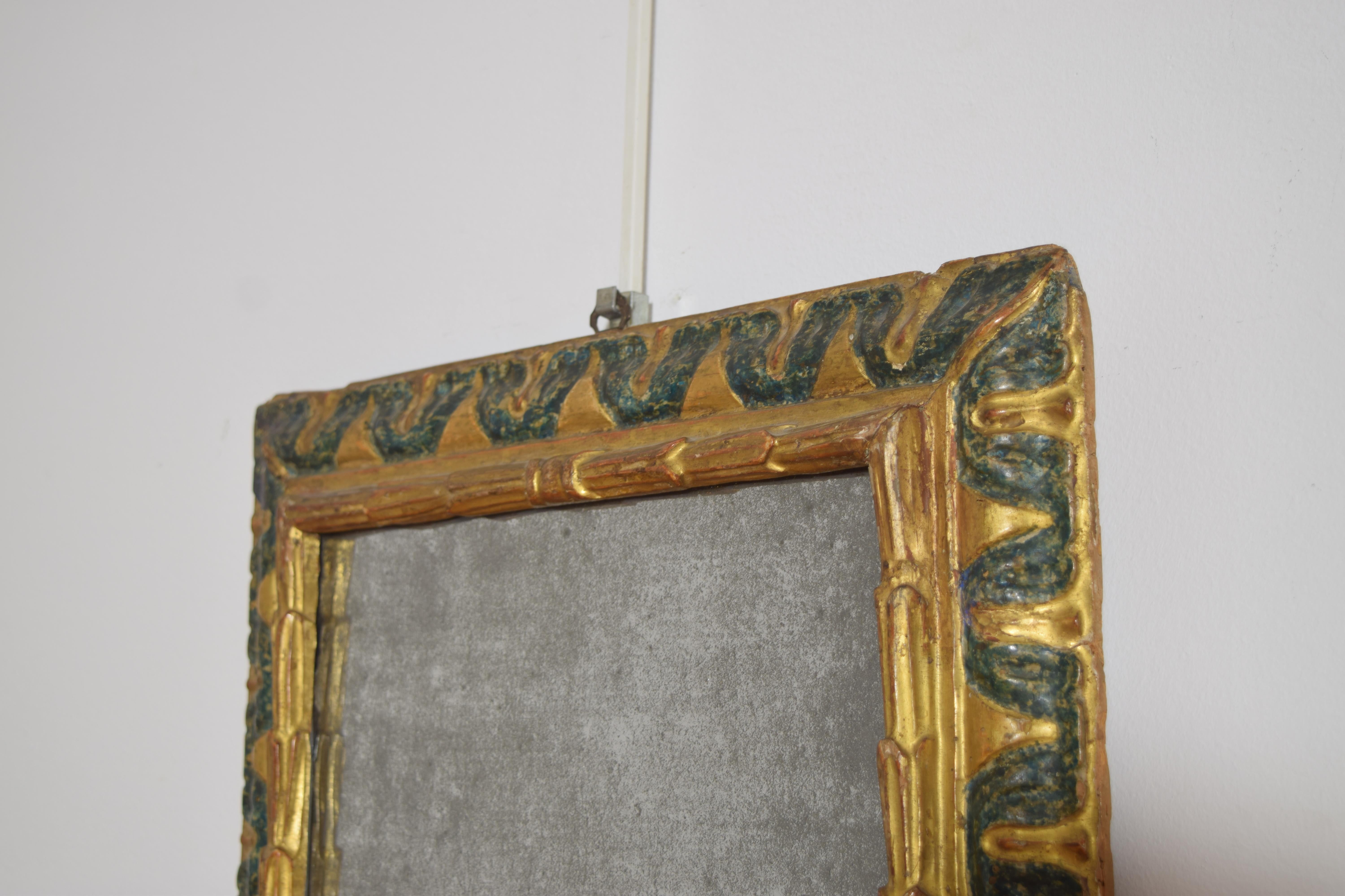 Italiano, Emiliana, Espejo de madera dorada y pintura verde del periodo Luis XIV, ca. 1725 principios del siglo XVIII en venta