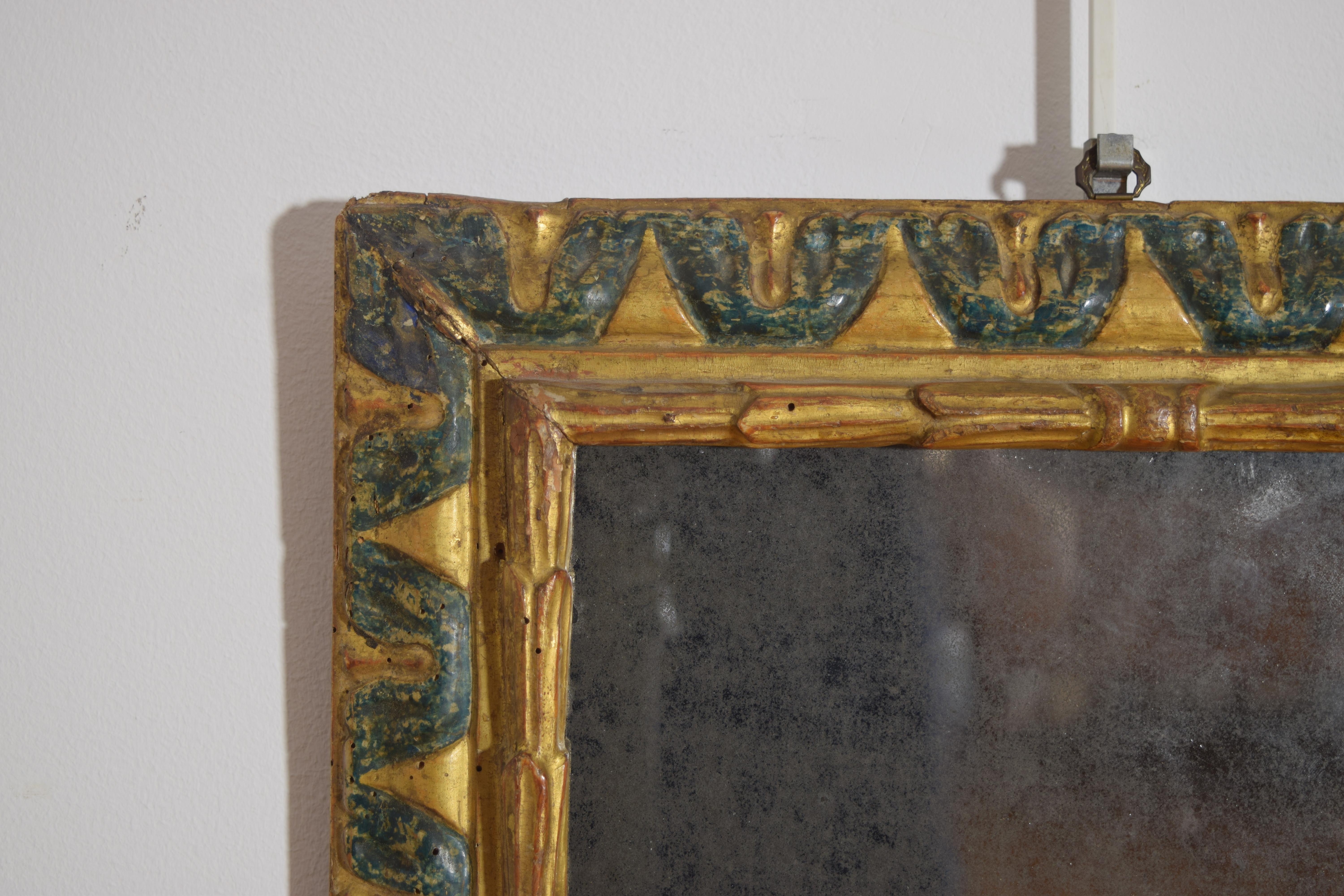 Italiano, Emiliana, Espejo de madera dorada y pintura verde del periodo Luis XIV, ca. 1725 Madera dorada en venta