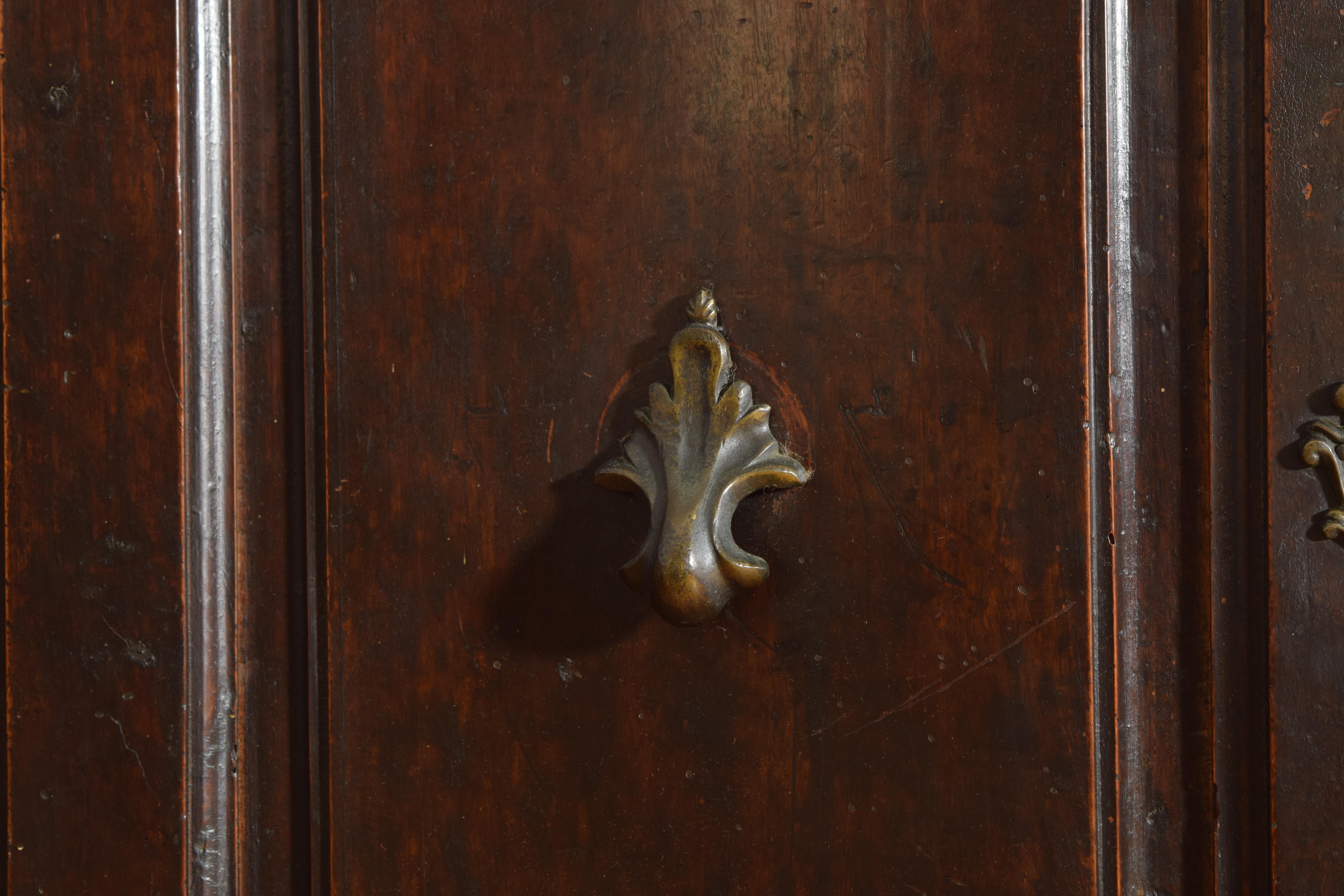 Italiana, Emiliana, Credenza a 4 ante in noce a forma di Luigi XIV/XV, 2°q XVIII sec. in vendita 4