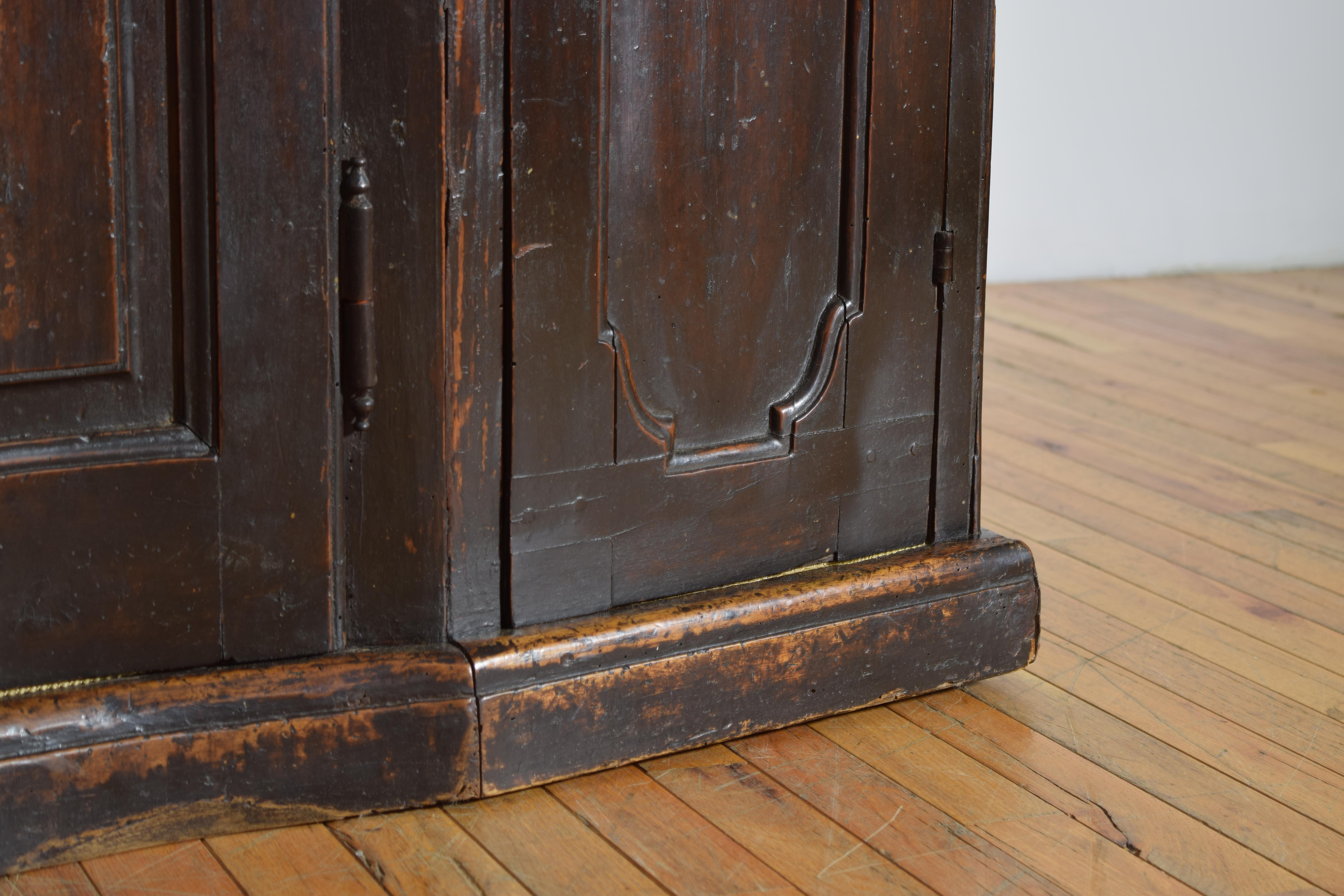 Italiana, Emiliana, Credenza a 4 ante in noce a forma di Luigi XIV/XV, 2°q XVIII sec. in vendita 5