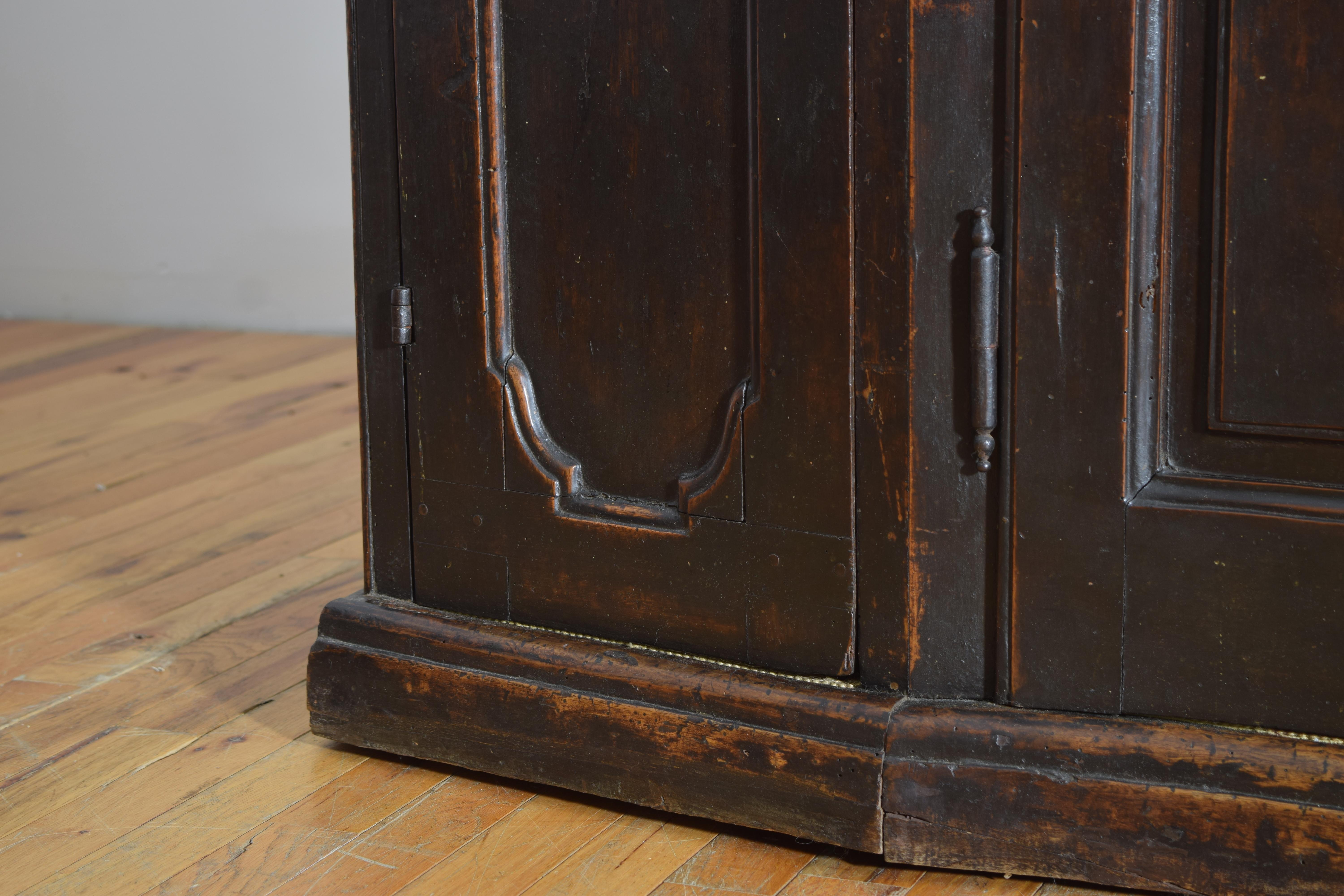 Italiana, Emiliana, Credenza a 4 ante in noce a forma di Luigi XIV/XV, 2°q XVIII sec. in vendita 6