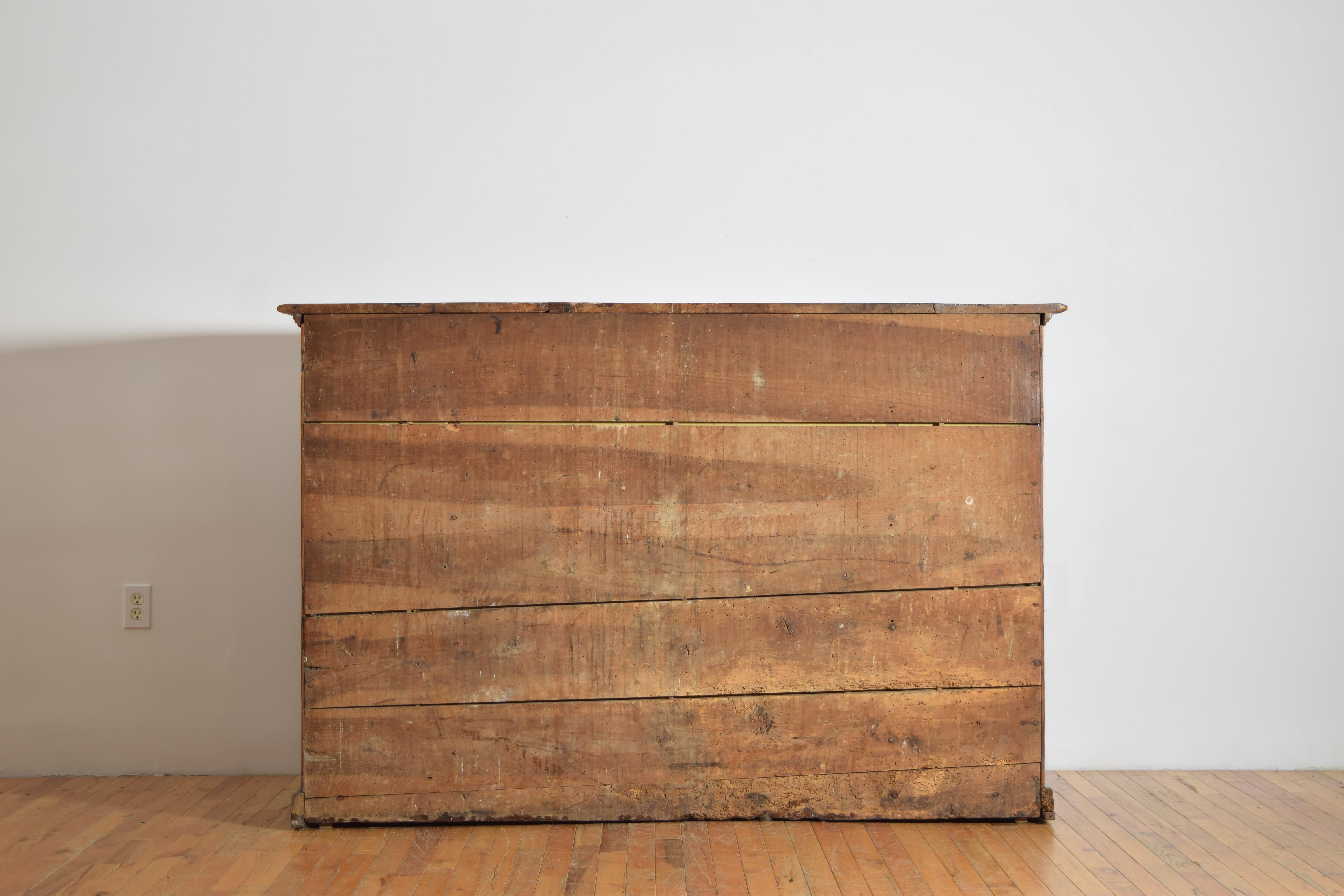 Italiana, Emiliana, Credenza a 4 ante in noce a forma di Luigi XIV/XV, 2°q XVIII sec. in vendita 7
