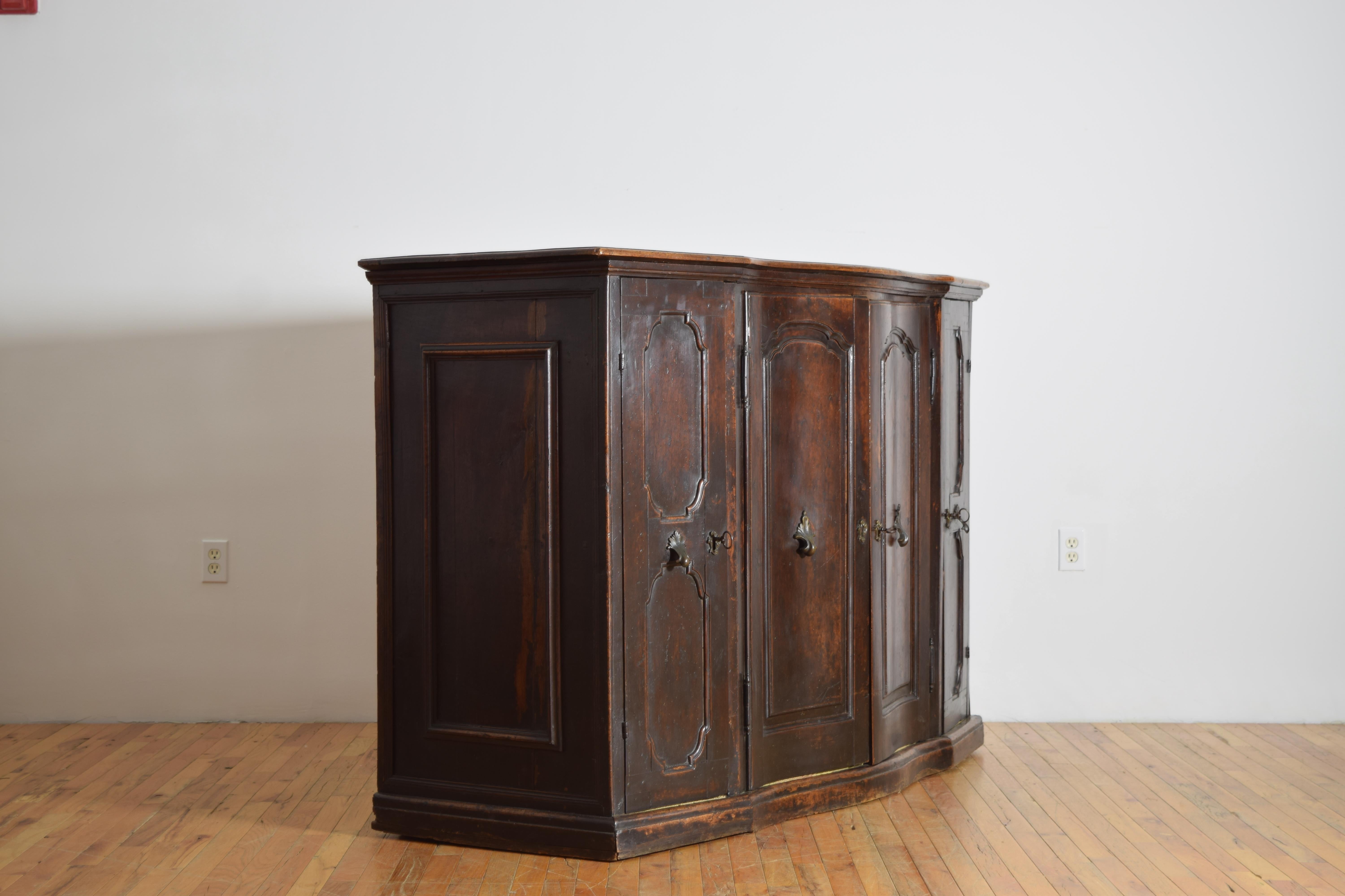 Italiano Italiana, Emiliana, Credenza a 4 ante in noce a forma di Luigi XIV/XV, 2°q XVIII sec. in vendita