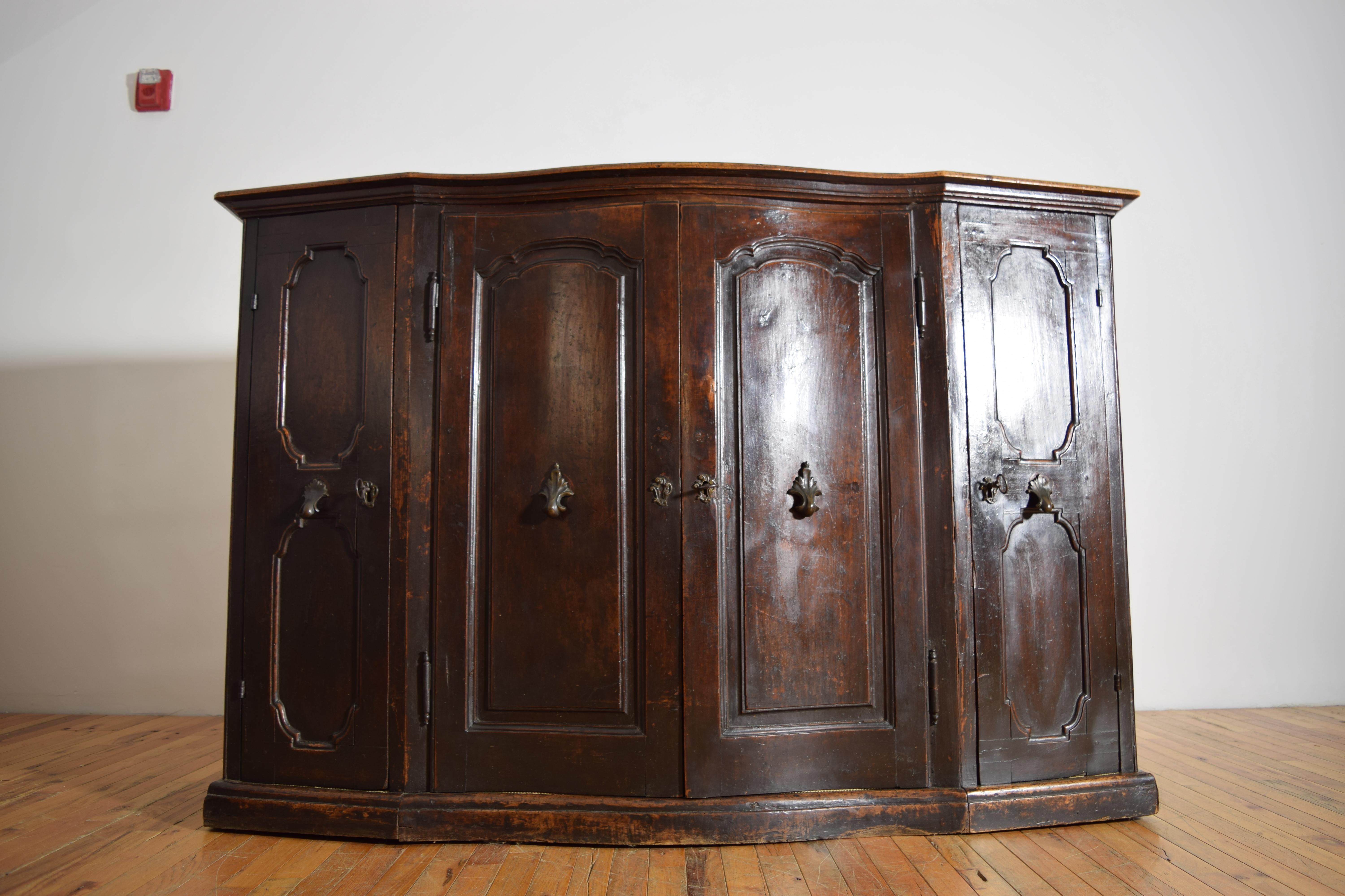 Italiana, Emiliana, Credenza a 4 ante in noce a forma di Luigi XIV/XV, 2°q XVIII sec. In condizioni buone in vendita a Atlanta, GA
