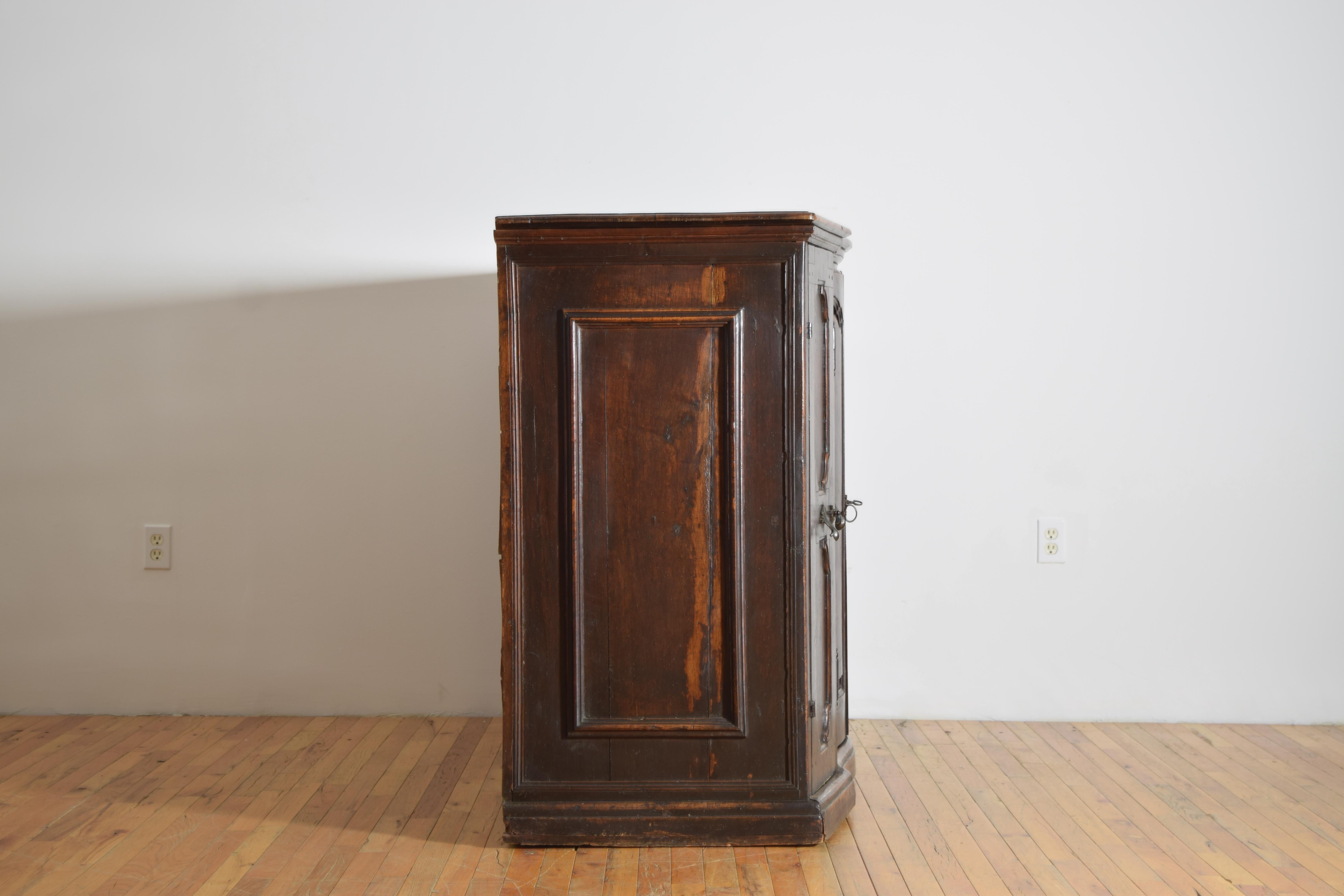 Metà XVIII secolo Italiana, Emiliana, Credenza a 4 ante in noce a forma di Luigi XIV/XV, 2°q XVIII sec. in vendita