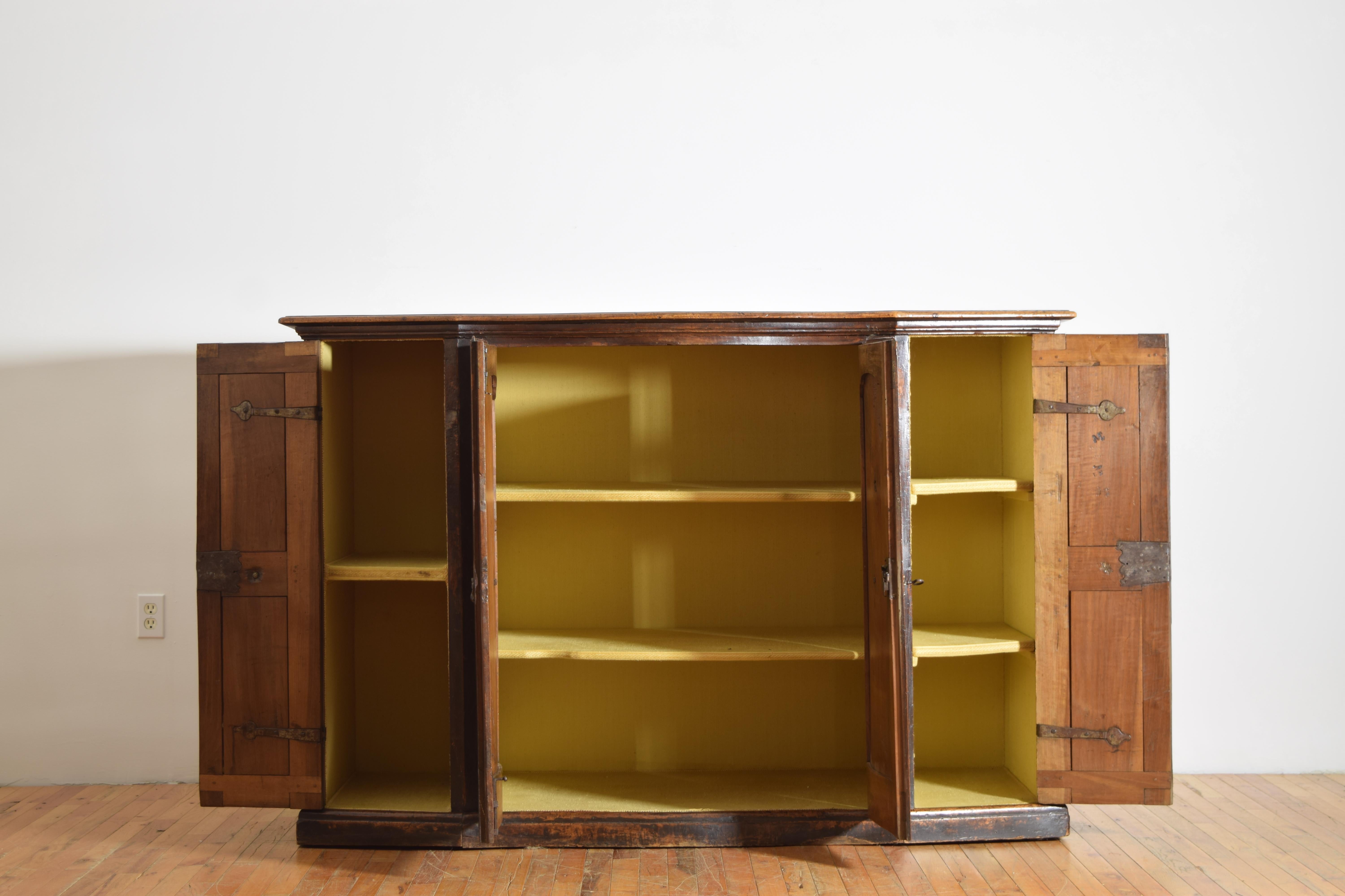 Noce Italiana, Emiliana, Credenza a 4 ante in noce a forma di Luigi XIV/XV, 2°q XVIII sec. in vendita