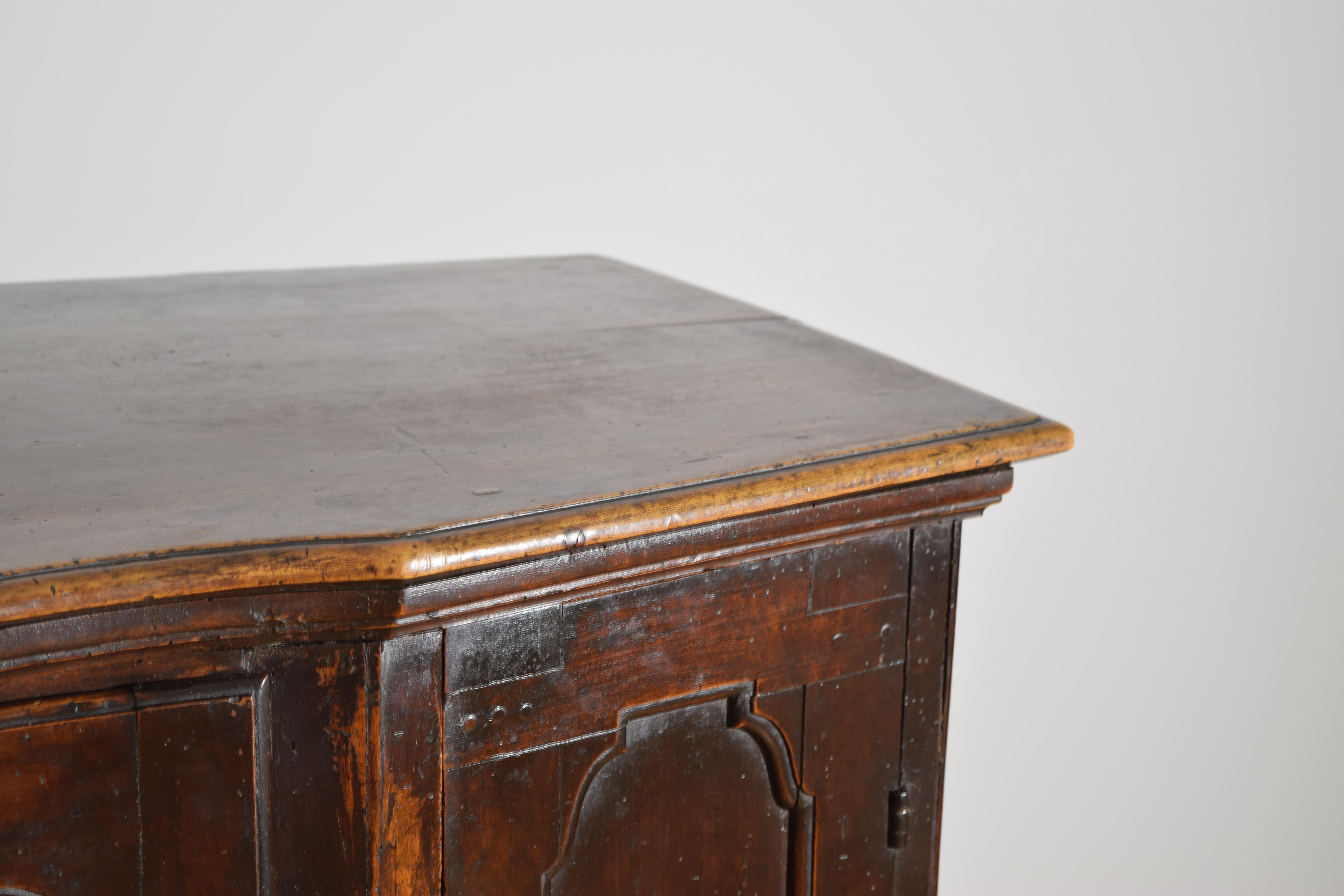Italiana, Emiliana, Credenza a 4 ante in noce a forma di Luigi XIV/XV, 2°q XVIII sec. in vendita 1