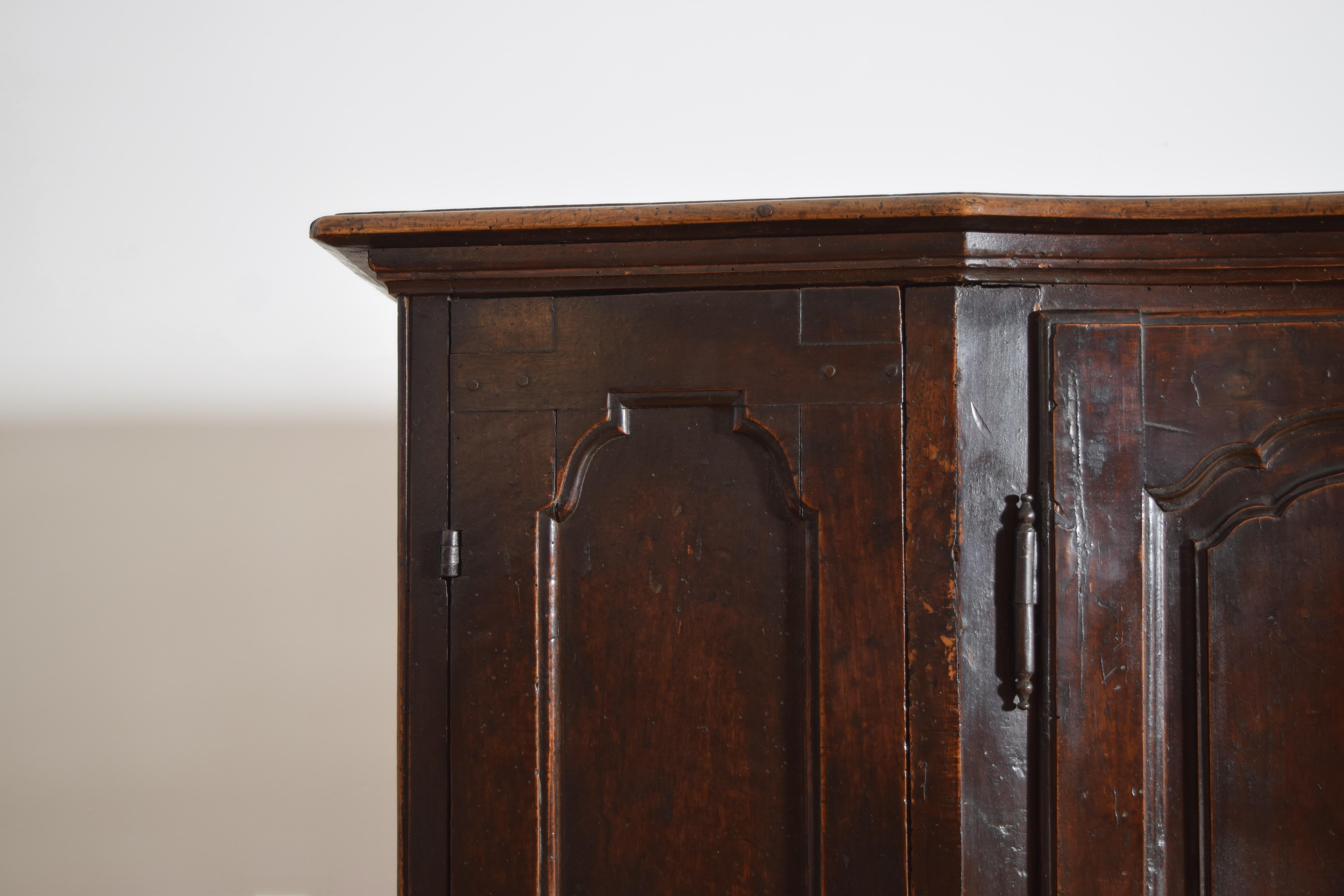 Italiana, Emiliana, Credenza a 4 ante in noce a forma di Luigi XIV/XV, 2°q XVIII sec. in vendita 2